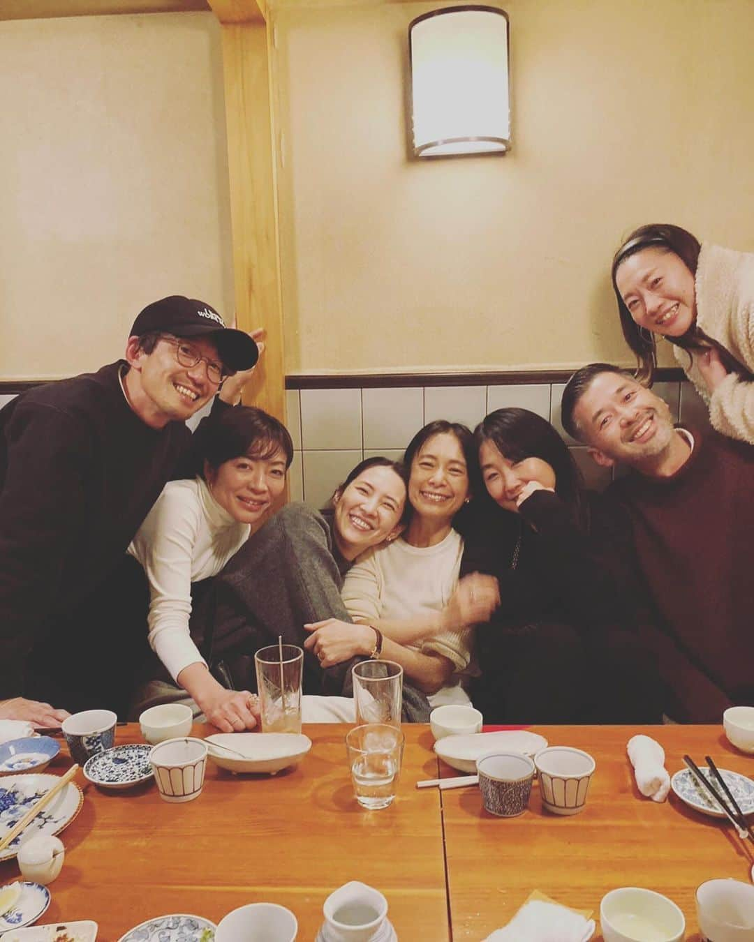 浜島直子さんのインスタグラム写真 - (浜島直子Instagram)「父さん  バンドメンバーで  忘年会に行ったわけで。  でも  まだ一度も  バンドの練習をしたことないわけで。  🤣🤣🤣 ・ @ayumiayunco  @tkmizuho  @keiichisuto33  @omatsuomatsu  #父さんk  ・ #最後の写真 #歌っているのは #難破船🙈 #ちなみに私はボーカル担当ではありません #ボーカルはマコちん #驚きのうまさ😳✨  #モノマネもできるだなんてズルい🤣‼️ #やっぱり芸は身を助けるよね #手品練習しようかな🎩」12月2日 14時54分 - hamaji_0912