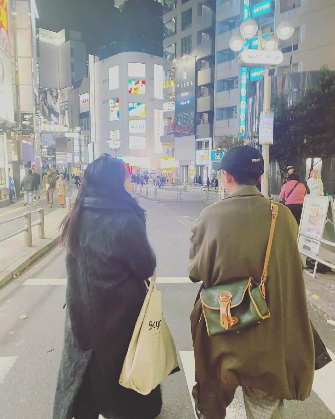 浜島直子さんのインスタグラム写真 - (浜島直子Instagram)「父さん  バンドメンバーで  忘年会に行ったわけで。  でも  まだ一度も  バンドの練習をしたことないわけで。  🤣🤣🤣 ・ @ayumiayunco  @tkmizuho  @keiichisuto33  @omatsuomatsu  #父さんk  ・ #最後の写真 #歌っているのは #難破船🙈 #ちなみに私はボーカル担当ではありません #ボーカルはマコちん #驚きのうまさ😳✨  #モノマネもできるだなんてズルい🤣‼️ #やっぱり芸は身を助けるよね #手品練習しようかな🎩」12月2日 14時54分 - hamaji_0912