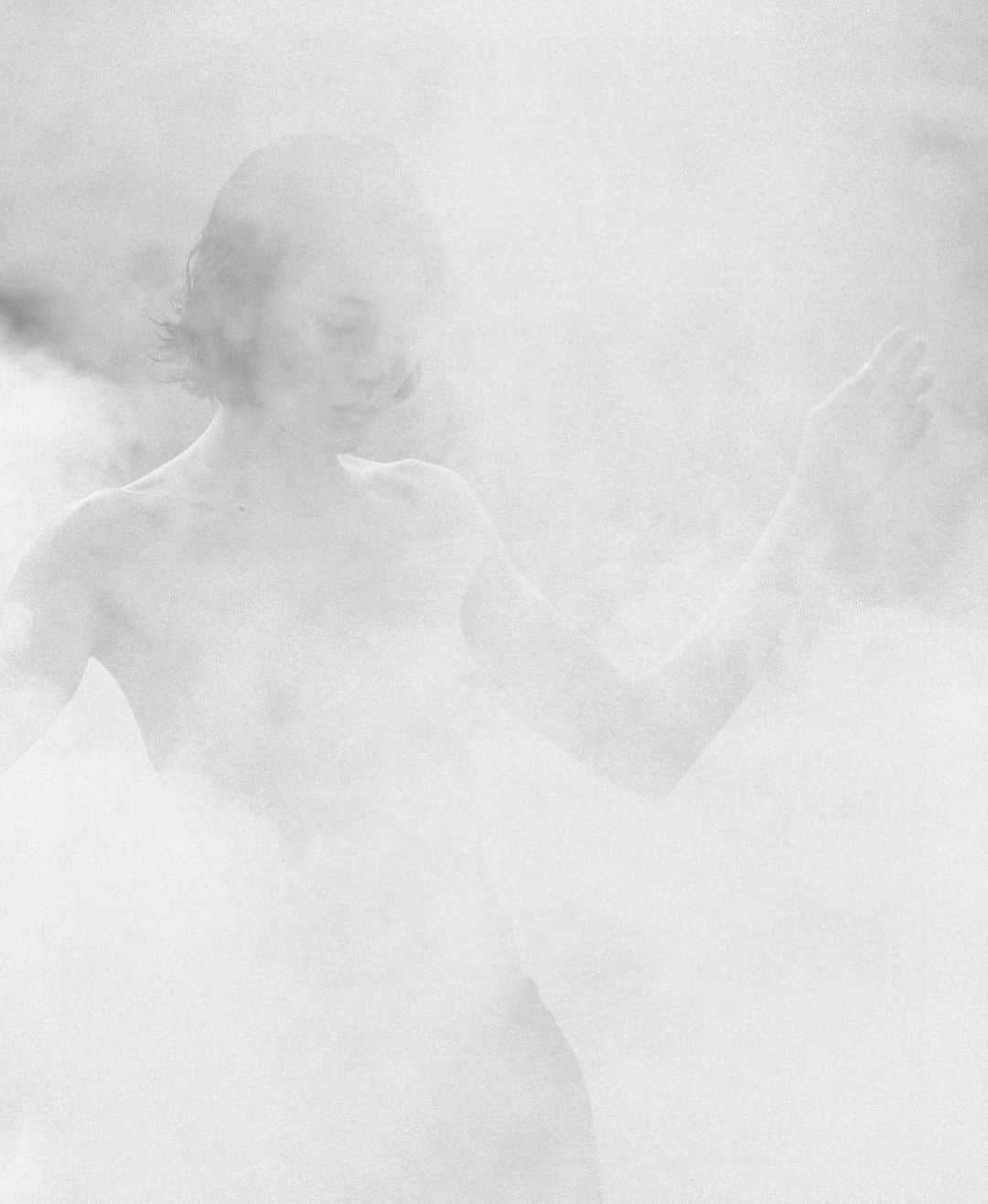 瀬畑茉有子さんのインスタグラム写真 - (瀬畑茉有子Instagram)「. . which do you prefer Clear or smoke ？ . . Photo by @ogata_photo . .  #fog  #foggy  #allblack  #bnw  #bnwphotography  #photogram  #tokyostreet #streetphotography  #hugoboss」12月2日 14時57分 - sehatamayuko