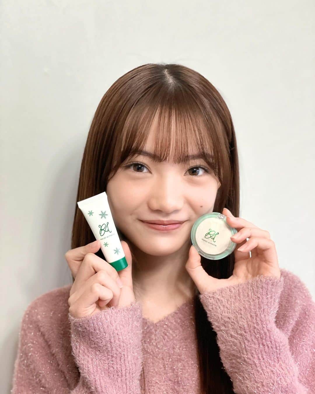 星乃あんなさんのインスタグラム写真 - (星乃あんなInstagram)「12/1発売のニコラ1・2月合併号のふろくは  【⠀💚レピピアルマリオCICAクリーム&CICAパウダー2点セット💚 】  グリーンのクリームが透明感のあるトーンアップした肌に見せてくれるよ🫶 (手に半分塗ったところ見て！トーンアップしてる！) クリアパウダーはすっごくサラサラだよ✨  お出かけの日も、学校の日も使えちゃうよ♡  #ニコラ #nicola #ニコモ #ニコラ1_2月合併号 #レピピアルマリオ #repipiarmario #CICAクリーム #cicaパウダー」12月2日 14時59分 - anna.official.111