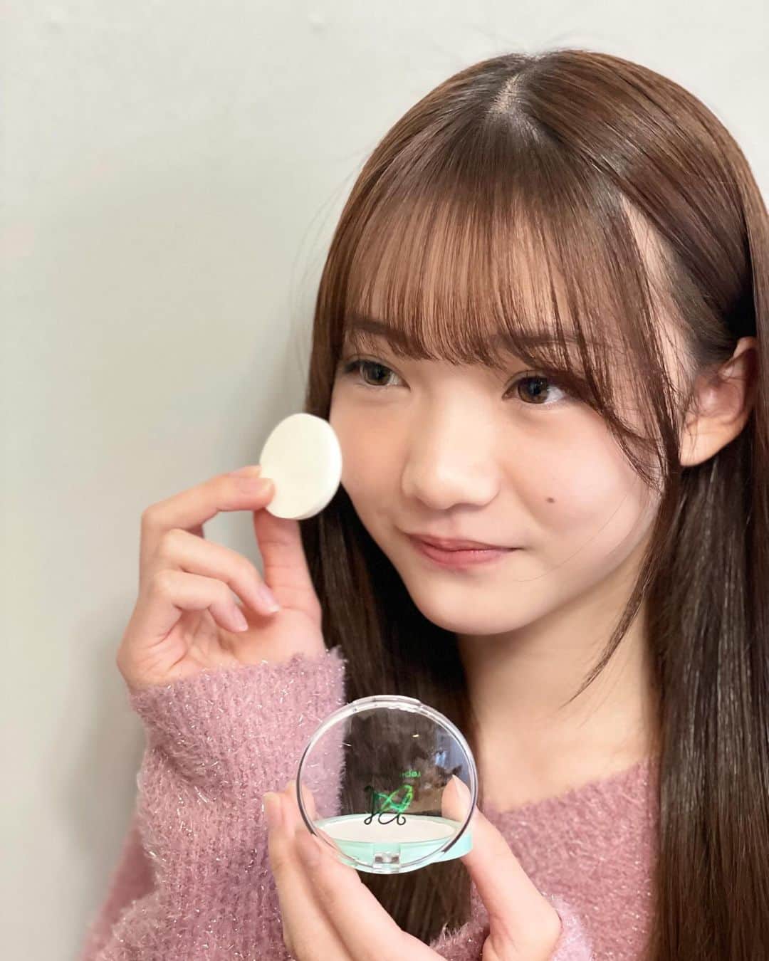 星乃あんなさんのインスタグラム写真 - (星乃あんなInstagram)「12/1発売のニコラ1・2月合併号のふろくは  【⠀💚レピピアルマリオCICAクリーム&CICAパウダー2点セット💚 】  グリーンのクリームが透明感のあるトーンアップした肌に見せてくれるよ🫶 (手に半分塗ったところ見て！トーンアップしてる！) クリアパウダーはすっごくサラサラだよ✨  お出かけの日も、学校の日も使えちゃうよ♡  #ニコラ #nicola #ニコモ #ニコラ1_2月合併号 #レピピアルマリオ #repipiarmario #CICAクリーム #cicaパウダー」12月2日 14時59分 - anna.official.111