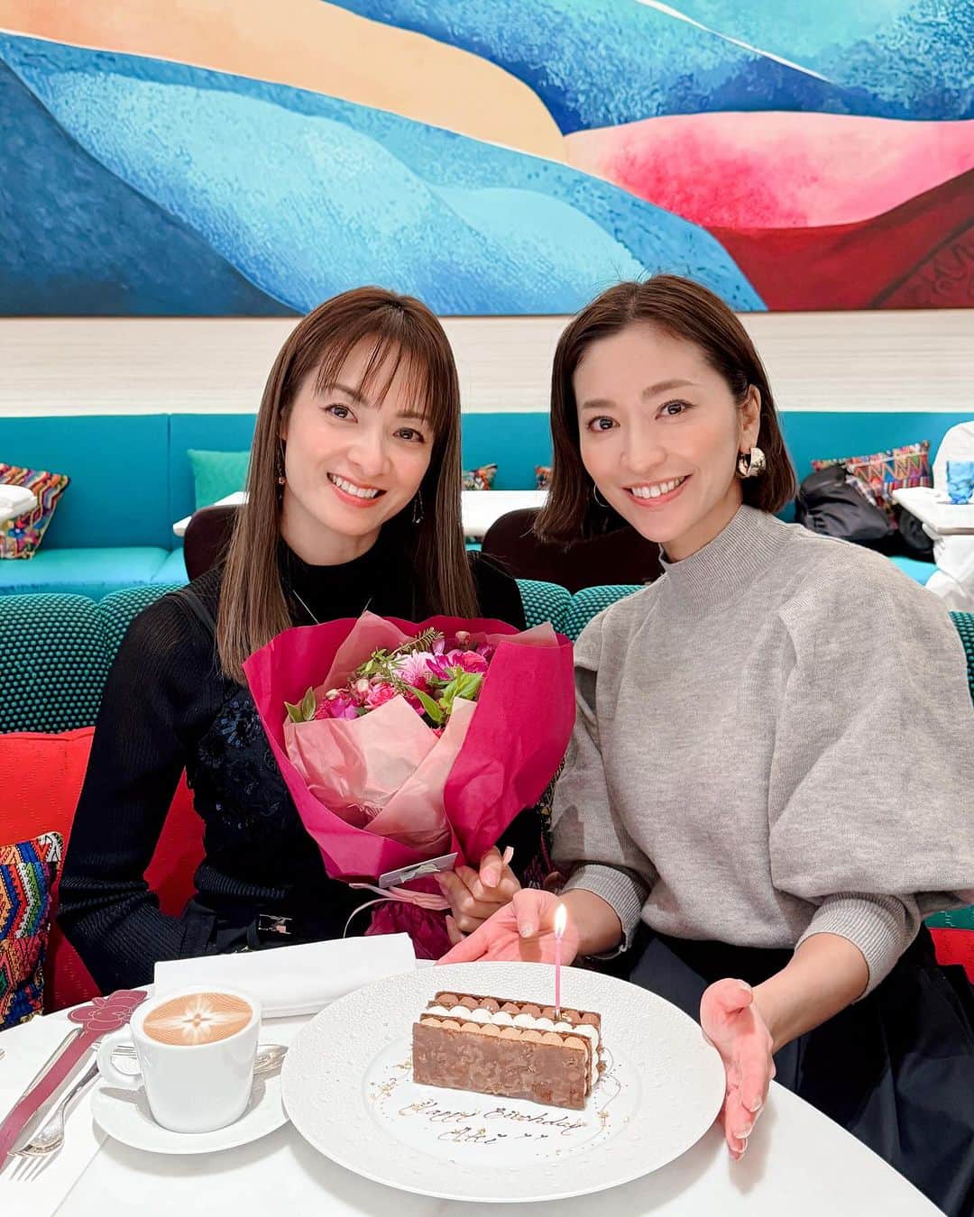 畑田亜希のインスタグラム：「純ちゃんがお祝いしてくれた時の🎂💕 細いのに私より食べる可愛い純ちゃん🩵 私達いつもオシャレなレストランじゃなくて大体、焼き鳥屋に居るね🤣  もうかれこれ24年位の付き合い😆 ずーっと変わらずポジティブでハッピーオーラ満載💕  色んなことを乗り越えて私達大人になったね🥹これからも宜しくね🫶🏻 ラビュ〜🩵🩷  そして久しぶりに会えたバリバリキャリアウーマンのナミちゃん🥰 みんなでめっちゃ楽しかった😍  #2023 #japan #tokyo #luisevitton #vuittoncafe」