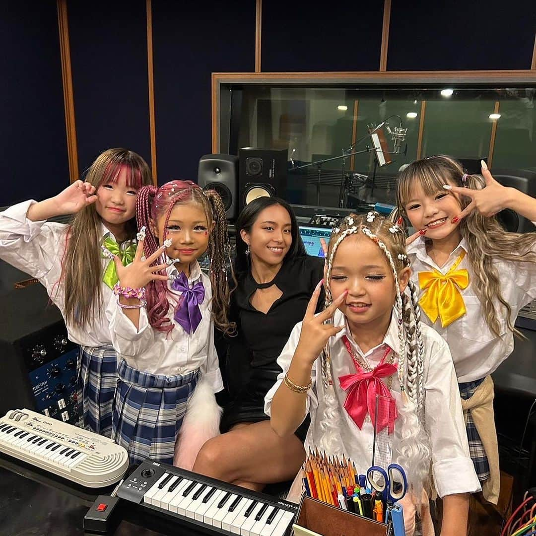 大門弥生のインスタグラム：「KOGYARU ＝ Kids Gyal💗 Debut single "SHIRANKEDO 知らんけど" produced by me!  サイコウにピュアで真っ直ぐなhiphop出来ました！ デビューおめでとう！どこまでもいけー！  楽曲クリエイティブは仲間達と。Have fun!  Lyrics : YAYOI DAIMON, Reina Sakai @reichi0118  Beats : dubby bunny Mixing : @bluefactorystudio  Mastering : @brendan_duffey_audio   @kogyaru_official 🐣」