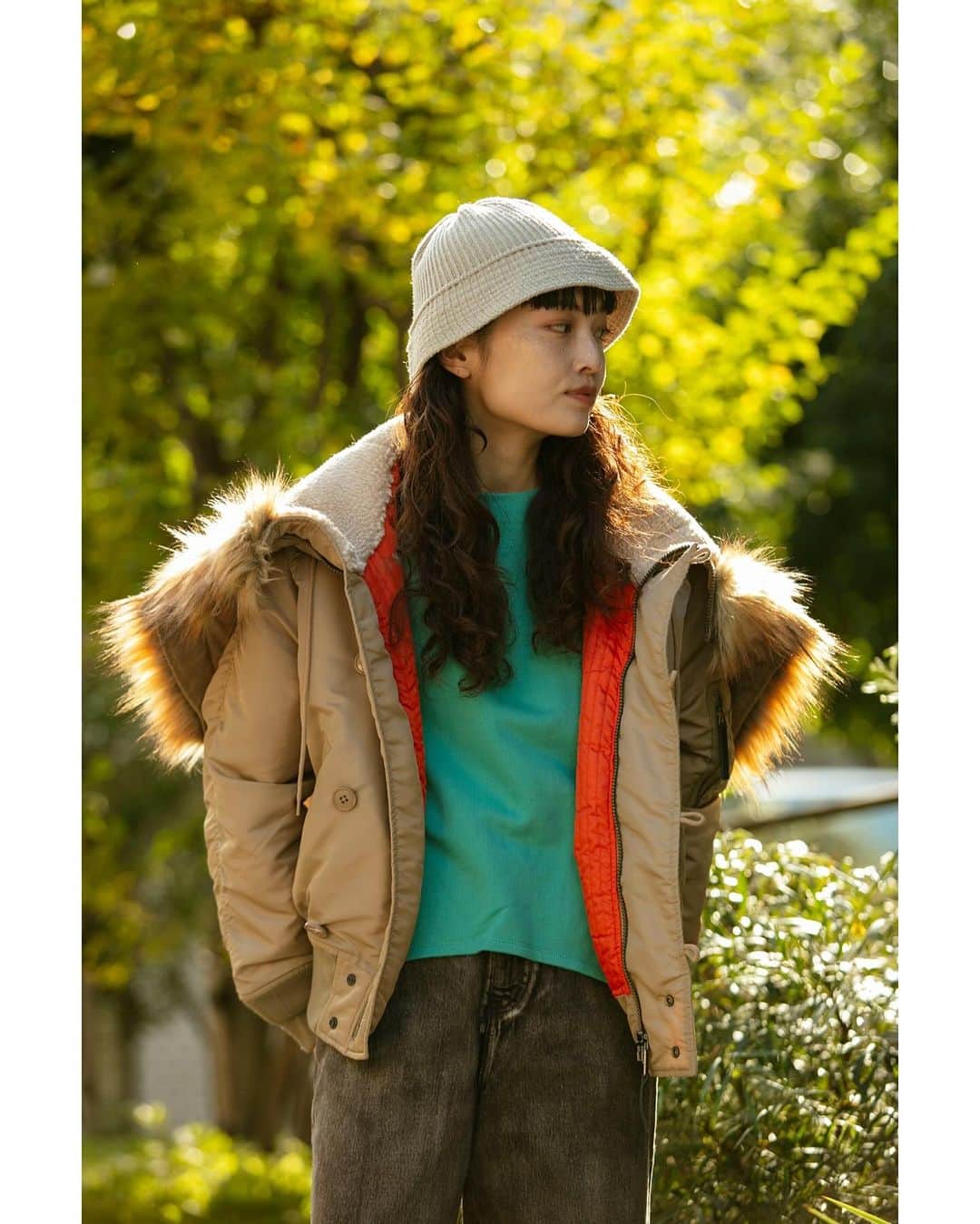 のインスタグラム：「⁡ JOHNBULL STAFF STYLE TOP KHAKI編 ⁡ 2023年秋冬に始動した【TOP KHAKI】はすでに店頭でご覧いただきましたでしょうか。【TOP KHAKI】は 普遍的でありながら、時代に合わせてアップデートされたいまの気分にそっと寄り添う、JOHNBULL が開発したミリタリー特化型ブランドです。 ⁡ 今回はJOHNBULL表参道店のショップスタッフに、自分らしく【TOP KHAKI】を着こなしてもらいました。 ⁡ ⁡ Collection, curated by JOHNBULL. A a result of our thorough research and study of military garments. ⁡ ⁡ TOP KHAKI（トップカーキ）は JOHNBULL が開発する、ミリタリーに特化したブランド。 ミリタリーアイテムの佇まい、オーバーサイズシルエットの雰囲気をそのままに、今着たいミリタリーにアレンジ。 古着の雰囲気を最大限に出すために、本物を解体・研究してのプロダクトです。 説明書の無いモノづくりで、説明不要のミリタリーを提案していきます。 ⁡ ⁡ STYLING2 ⁡ JACKET lot.TK234L01/￥33,000 tax in （TOP KHAKI) TOP lot.JL241C21/￥14,300 tax in  PANTS lot.JL234P03/￥23,100 tax in  ⁡ ⁡ -杉田さんの考える【TOP KHAKI】N2Bの良いところを教えてください。 ⁡ 本格派ミリタリーな存在感と豊富なカラーバリエーションが魅力だと思います。古着屋でサイズ感や色味のかわいいミリタリーアウターを探すのは大変なので、そういった古着フリークの方にもおすすめできるアウターだと思います。 ⁡ ⁡ #JOHNBULL #TOPKHAKI #ミリタリー #N2B #STAFFSTYLE」
