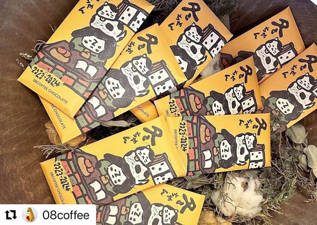 CRAFT CHOCOLATE WORKSさんのインスタグラム写真 - (CRAFT CHOCOLATE WORKSInstagram)「. 冬ちゃんのコーヒーチョコレート。  秋田にお店を構える 08COFFEさま(@08coffee )の チョコレートをお作りさせていただきました。  昨年に続き第二弾の今年は コスタリカ産のカカオ豆とコーヒー豆を 練り合わせました。  封を開けると"ふわっ"と広がる香ばしい香り。 カカオの香りに慣れてしまった私たちも コーヒーチョコレートを製造してる間は コーヒーの香りにうっとりしていました。  そして今年も冬ちゃんのパッケージにもうっとり。  こちらのお買い求めは 08COFFEEさまの店舗もしくはonline shopを ご利用くださいませ。 . . . 以下、リポストでご紹介！ ________________________________________  08COFFEEオリジナル冬限定チョコレート 『冬ちゃん2023』完成です。  コスタリカのカカオとコーヒー豆を練り合わせた 『コーヒーチョコレート』です。  ゆっくりと口の中で溶かしながら、 少しずつ召し上がってください。　  コーヒーの香りが口いっぱいに広がって、 まるでコーヒーとチョコレートを一緒に食べているようです。 贈り物にも、自分へのご褒美にも。 お召し上がりくださいませ。 . .  #08coffee  #コーヒーチョコレート #コーヒーとチョコレート #ふゆちゃん #冬限定#冬のごほうび #冬ギフト #ギフト#チョコレート#クラフトチョコレート #ビーントゥバー#コーヒー豆 #コーヒー入りチョコレート #craftchocolat #beantobar」12月2日 15時08分 - craft_chocolate_works