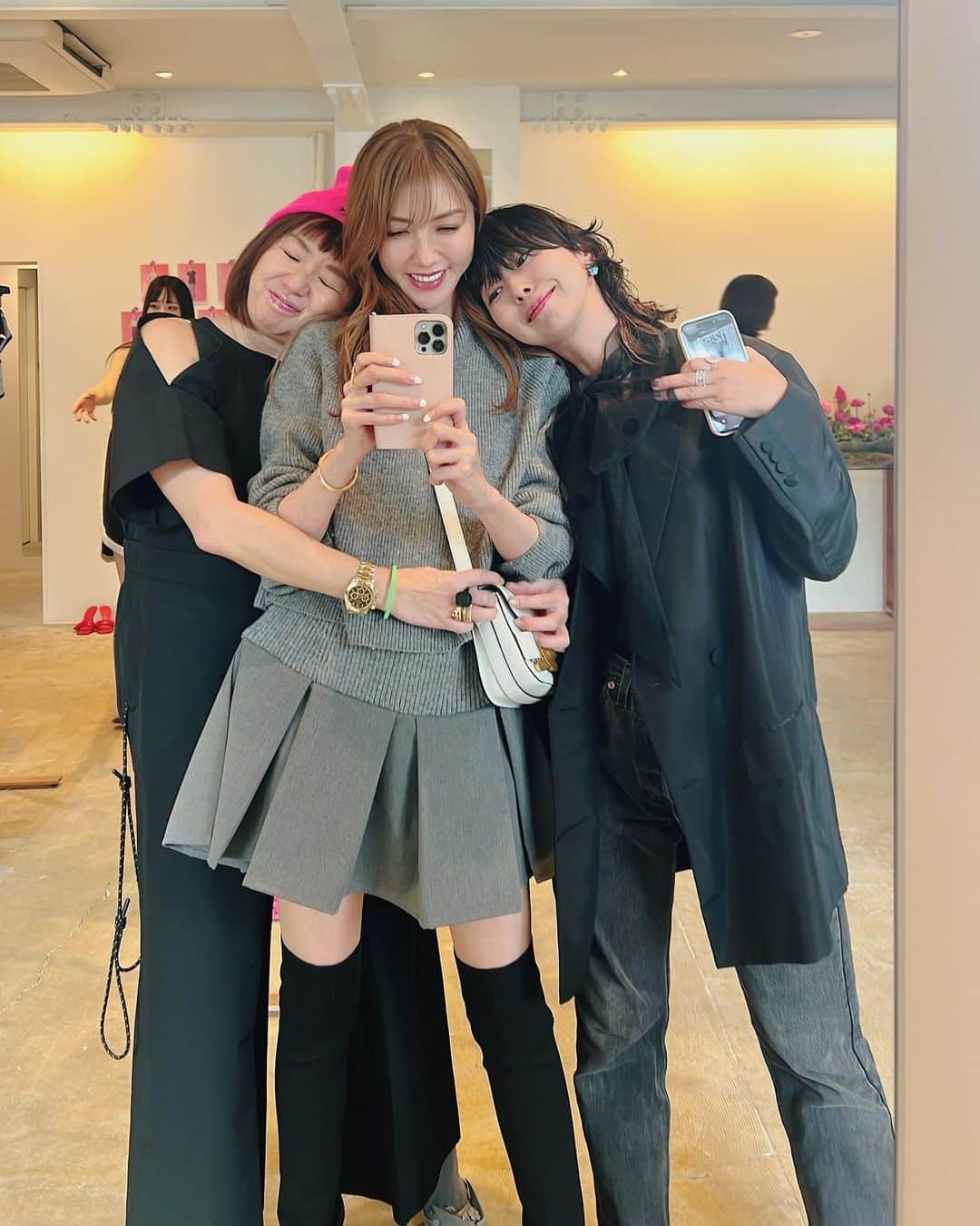 美香のインスタグラム：「@third_magazine  @mikomori_official 展示会へ！  可愛いデニムジャケット オーダーしたよ❤️  沢山ご質問いただきました こちらのグレーのセットアップは @rirandture_official だよ❤️」