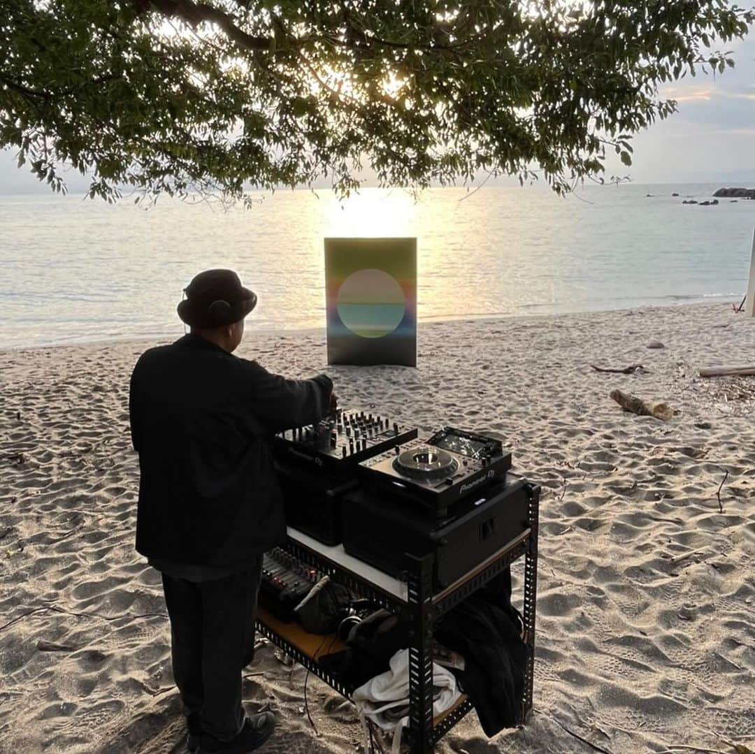 川辺ヒロシさんのインスタグラム写真 - (川辺ヒロシInstagram)「鹿屋のユクサおおすみ海の学校にて鹿屋出身 @yoshirotten のインスタレーションSUN。 ビーチのDJはアンビエントセットで。 見た事ない風景と音の組み合わせに自分でトバされそうに。  アフターパーティーは @kotobuki_hotel のカフェtakeでいつもの @niceandeasy.jp クルーと！ こちらも色んな場所から集まった皆の熱気が大変楽しい時間が夜更けまで。」12月2日 15時19分 - firoshi1