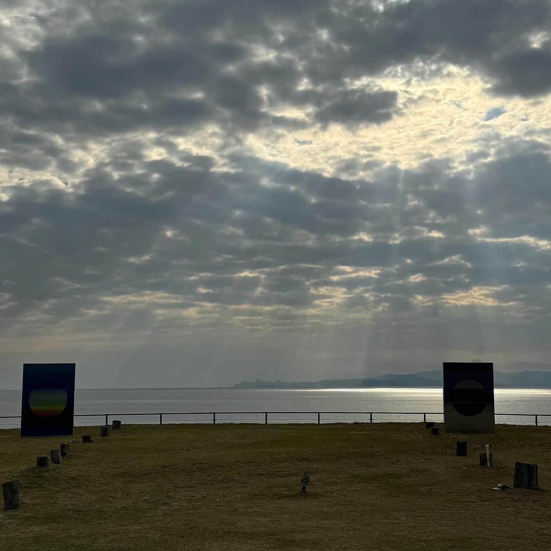 川辺ヒロシさんのインスタグラム写真 - (川辺ヒロシInstagram)「鹿屋のユクサおおすみ海の学校にて鹿屋出身 @yoshirotten のインスタレーションSUN。 ビーチのDJはアンビエントセットで。 見た事ない風景と音の組み合わせに自分でトバされそうに。  アフターパーティーは @kotobuki_hotel のカフェtakeでいつもの @niceandeasy.jp クルーと！ こちらも色んな場所から集まった皆の熱気が大変楽しい時間が夜更けまで。」12月2日 15時19分 - firoshi1