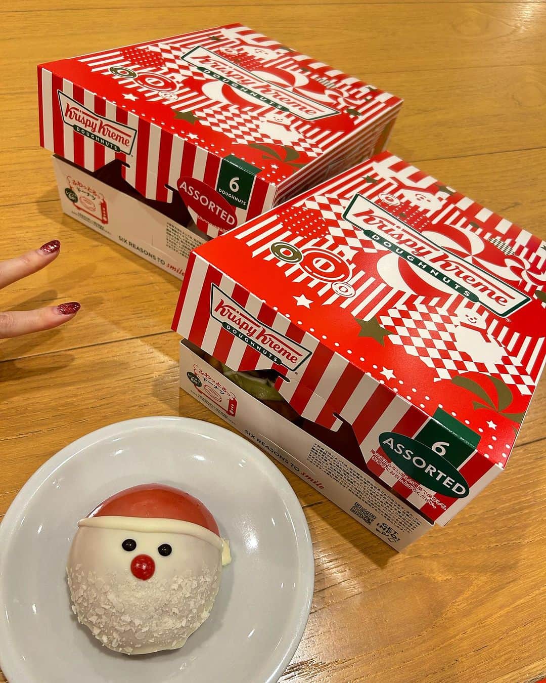 DJ MIYAさんのインスタグラム写真 - (DJ MIYAInstagram)「みんなはDonuts好きぃ？❤️🍩 大好きぃぃぃ♡どんなに月100km以上ランニングしててもドーナツはやめられない笑  『クリスピー・クリーム・ドーナツ』有楽町店さんに行ってきたよ〜ぉ(ᵔᴥᵔ)  有楽町イトシアでは11/23～12/25までクリスマスフェアを開催🎀  ホリデーダズンが可愛すぎるぅぅ❤️  ホリデーの人気者が集合！ストロベリー カスタード サンタ、キャラメル トナカイもかわち💕 、チョコレート スノーマン、ピスタチオクリーム リース、ホリデー ストロベリー リング  全部かわいくて美味しーい⭐︎✨🌟  昨日お家で妹たちきてくれたから 甥っ子くんや姪っ子ちゃんたちも可愛なdonutsにすごい喜んでくれて嬉しかった💖💖  美味しかったねん🎀  ドーナツ焼いてるところも見えたよ(^｡^)  人気のオリジナル・グレーズド®も一緒の12個入り♡  PR @krispykremejapan  みなさんぜひチェックしてみてねーん💕  東京都千代田区有楽町2-7-1　クリスピー・クリーム・ドーナツ  #有楽町デザート #クリスピークリームドーナツ #krispykremedoughnuts #クリスピークリームドーナツ有楽町イトシア店 #クリスマスフェア #有楽町イトシア #有楽町グルメ #有楽町 #日比谷 #有楽町スイーツ #有楽町カフェ #ドーナツ #クリスマスプレゼント #サンタさんスイーツ #ドーナッツ #クリスピークリーム #イトシア #日比谷カフェ #東京スイーツ #東京グルメ #グルメインフルエンサー #グルメインスタグラマー #グルメブロガー  #ドーナツ好き #クリスマス #クリスマスパーティー #パーティースイーツ #スイーツインフルエンサー #スイーツブロガー #インフルエンサー」12月2日 15時21分 - dj_miya