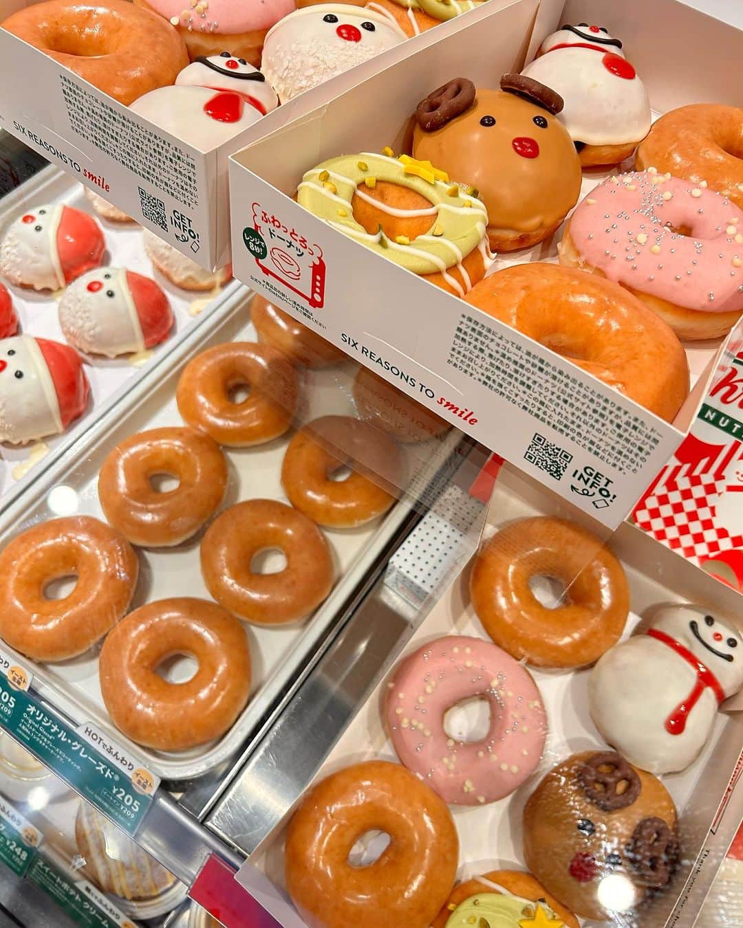 DJ MIYAさんのインスタグラム写真 - (DJ MIYAInstagram)「みんなはDonuts好きぃ？❤️🍩 大好きぃぃぃ♡どんなに月100km以上ランニングしててもドーナツはやめられない笑  『クリスピー・クリーム・ドーナツ』有楽町店さんに行ってきたよ〜ぉ(ᵔᴥᵔ)  有楽町イトシアでは11/23～12/25までクリスマスフェアを開催🎀  ホリデーダズンが可愛すぎるぅぅ❤️  ホリデーの人気者が集合！ストロベリー カスタード サンタ、キャラメル トナカイもかわち💕 、チョコレート スノーマン、ピスタチオクリーム リース、ホリデー ストロベリー リング  全部かわいくて美味しーい⭐︎✨🌟  昨日お家で妹たちきてくれたから 甥っ子くんや姪っ子ちゃんたちも可愛なdonutsにすごい喜んでくれて嬉しかった💖💖  美味しかったねん🎀  ドーナツ焼いてるところも見えたよ(^｡^)  人気のオリジナル・グレーズド®も一緒の12個入り♡  PR @krispykremejapan  みなさんぜひチェックしてみてねーん💕  東京都千代田区有楽町2-7-1　クリスピー・クリーム・ドーナツ  #有楽町デザート #クリスピークリームドーナツ #krispykremedoughnuts #クリスピークリームドーナツ有楽町イトシア店 #クリスマスフェア #有楽町イトシア #有楽町グルメ #有楽町 #日比谷 #有楽町スイーツ #有楽町カフェ #ドーナツ #クリスマスプレゼント #サンタさんスイーツ #ドーナッツ #クリスピークリーム #イトシア #日比谷カフェ #東京スイーツ #東京グルメ #グルメインフルエンサー #グルメインスタグラマー #グルメブロガー  #ドーナツ好き #クリスマス #クリスマスパーティー #パーティースイーツ #スイーツインフルエンサー #スイーツブロガー #インフルエンサー」12月2日 15時21分 - dj_miya