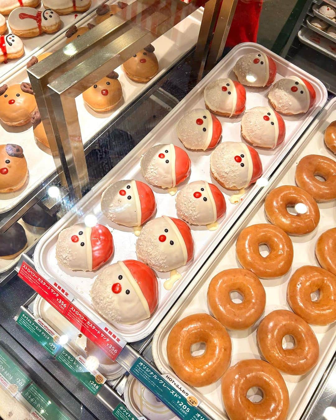 DJ MIYAさんのインスタグラム写真 - (DJ MIYAInstagram)「みんなはDonuts好きぃ？❤️🍩 大好きぃぃぃ♡どんなに月100km以上ランニングしててもドーナツはやめられない笑  『クリスピー・クリーム・ドーナツ』有楽町店さんに行ってきたよ〜ぉ(ᵔᴥᵔ)  有楽町イトシアでは11/23～12/25までクリスマスフェアを開催🎀  ホリデーダズンが可愛すぎるぅぅ❤️  ホリデーの人気者が集合！ストロベリー カスタード サンタ、キャラメル トナカイもかわち💕 、チョコレート スノーマン、ピスタチオクリーム リース、ホリデー ストロベリー リング  全部かわいくて美味しーい⭐︎✨🌟  昨日お家で妹たちきてくれたから 甥っ子くんや姪っ子ちゃんたちも可愛なdonutsにすごい喜んでくれて嬉しかった💖💖  美味しかったねん🎀  ドーナツ焼いてるところも見えたよ(^｡^)  人気のオリジナル・グレーズド®も一緒の12個入り♡  PR @krispykremejapan  みなさんぜひチェックしてみてねーん💕  東京都千代田区有楽町2-7-1　クリスピー・クリーム・ドーナツ  #有楽町デザート #クリスピークリームドーナツ #krispykremedoughnuts #クリスピークリームドーナツ有楽町イトシア店 #クリスマスフェア #有楽町イトシア #有楽町グルメ #有楽町 #日比谷 #有楽町スイーツ #有楽町カフェ #ドーナツ #クリスマスプレゼント #サンタさんスイーツ #ドーナッツ #クリスピークリーム #イトシア #日比谷カフェ #東京スイーツ #東京グルメ #グルメインフルエンサー #グルメインスタグラマー #グルメブロガー  #ドーナツ好き #クリスマス #クリスマスパーティー #パーティースイーツ #スイーツインフルエンサー #スイーツブロガー #インフルエンサー」12月2日 15時21分 - dj_miya
