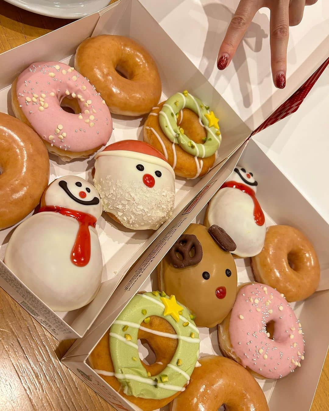 DJ MIYAさんのインスタグラム写真 - (DJ MIYAInstagram)「みんなはDonuts好きぃ？❤️🍩 大好きぃぃぃ♡どんなに月100km以上ランニングしててもドーナツはやめられない笑  『クリスピー・クリーム・ドーナツ』有楽町店さんに行ってきたよ〜ぉ(ᵔᴥᵔ)  有楽町イトシアでは11/23～12/25までクリスマスフェアを開催🎀  ホリデーダズンが可愛すぎるぅぅ❤️  ホリデーの人気者が集合！ストロベリー カスタード サンタ、キャラメル トナカイもかわち💕 、チョコレート スノーマン、ピスタチオクリーム リース、ホリデー ストロベリー リング  全部かわいくて美味しーい⭐︎✨🌟  昨日お家で妹たちきてくれたから 甥っ子くんや姪っ子ちゃんたちも可愛なdonutsにすごい喜んでくれて嬉しかった💖💖  美味しかったねん🎀  ドーナツ焼いてるところも見えたよ(^｡^)  人気のオリジナル・グレーズド®も一緒の12個入り♡  PR @krispykremejapan  みなさんぜひチェックしてみてねーん💕  東京都千代田区有楽町2-7-1　クリスピー・クリーム・ドーナツ  #有楽町デザート #クリスピークリームドーナツ #krispykremedoughnuts #クリスピークリームドーナツ有楽町イトシア店 #クリスマスフェア #有楽町イトシア #有楽町グルメ #有楽町 #日比谷 #有楽町スイーツ #有楽町カフェ #ドーナツ #クリスマスプレゼント #サンタさんスイーツ #ドーナッツ #クリスピークリーム #イトシア #日比谷カフェ #東京スイーツ #東京グルメ #グルメインフルエンサー #グルメインスタグラマー #グルメブロガー  #ドーナツ好き #クリスマス #クリスマスパーティー #パーティースイーツ #スイーツインフルエンサー #スイーツブロガー #インフルエンサー」12月2日 15時21分 - dj_miya