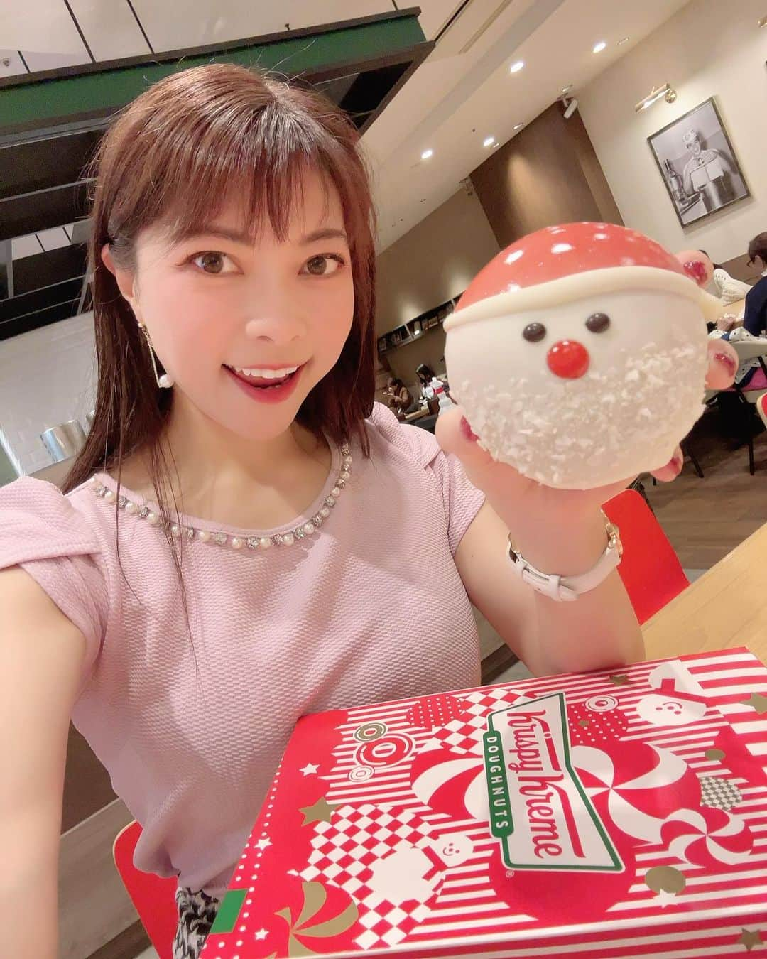 DJ MIYAさんのインスタグラム写真 - (DJ MIYAInstagram)「みんなはDonuts好きぃ？❤️🍩 大好きぃぃぃ♡どんなに月100km以上ランニングしててもドーナツはやめられない笑  『クリスピー・クリーム・ドーナツ』有楽町店さんに行ってきたよ〜ぉ(ᵔᴥᵔ)  有楽町イトシアでは11/23～12/25までクリスマスフェアを開催🎀  ホリデーダズンが可愛すぎるぅぅ❤️  ホリデーの人気者が集合！ストロベリー カスタード サンタ、キャラメル トナカイもかわち💕 、チョコレート スノーマン、ピスタチオクリーム リース、ホリデー ストロベリー リング  全部かわいくて美味しーい⭐︎✨🌟  昨日お家で妹たちきてくれたから 甥っ子くんや姪っ子ちゃんたちも可愛なdonutsにすごい喜んでくれて嬉しかった💖💖  美味しかったねん🎀  ドーナツ焼いてるところも見えたよ(^｡^)  人気のオリジナル・グレーズド®も一緒の12個入り♡  PR @krispykremejapan  みなさんぜひチェックしてみてねーん💕  東京都千代田区有楽町2-7-1　クリスピー・クリーム・ドーナツ  #有楽町デザート #クリスピークリームドーナツ #krispykremedoughnuts #クリスピークリームドーナツ有楽町イトシア店 #クリスマスフェア #有楽町イトシア #有楽町グルメ #有楽町 #日比谷 #有楽町スイーツ #有楽町カフェ #ドーナツ #クリスマスプレゼント #サンタさんスイーツ #ドーナッツ #クリスピークリーム #イトシア #日比谷カフェ #東京スイーツ #東京グルメ #グルメインフルエンサー #グルメインスタグラマー #グルメブロガー  #ドーナツ好き #クリスマス #クリスマスパーティー #パーティースイーツ #スイーツインフルエンサー #スイーツブロガー #インフルエンサー」12月2日 15時21分 - dj_miya