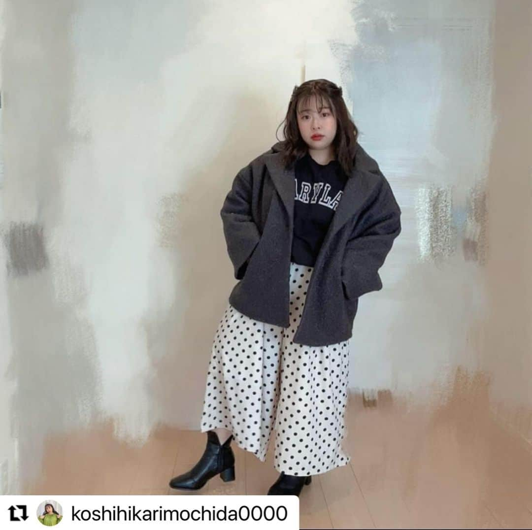 【公式】ハッピーマリリンのインスタグラム：「◀︎◁動画もたくさん投稿してるよ! . . . 餅田コシヒカリ(@koshihikarimochida0000 )さんが マリリンのお洋服で叶う着痩せ術を教えてくれたよ🤫✨ . . . かわいい〜♡♡♡ 皆も是非真似してみてネ。 . . . . . . #Repost @koshihikarimochida0000 with @use.repost ・・・ 本日の冬コーデ⛄️ ハッピーマリリンさん　@happymarilyn_official  お洋服で着痩せゆるカワコーデ💛  ダボっとしたアウターがイマドキシルエットで可愛い💕  ドットのスカーチョは股ずれなりにくいし、あったかいから着心地最高なのだよ。  トップスはシンプルだけど、デザイン性もあって、どんなボトムスにも合わせやすい万能アイテム。  タックインさせてハイウエスト気味にして、目の錯覚利用して足長狙う。 冬は少しブカっとゆるっと着てさー！！あざとさと可愛さ持ち合わせて意中の人を狙い撃ちだぜーー！！！！🎯  #ハッピーマリリン #プラスサイズ #コーディネート #ootd  #カジュアル #スカーチョ  #ぽっちゃりコーデ  #ぽっちゃり  #デートコーデ  #アウター　 #おすすめ」