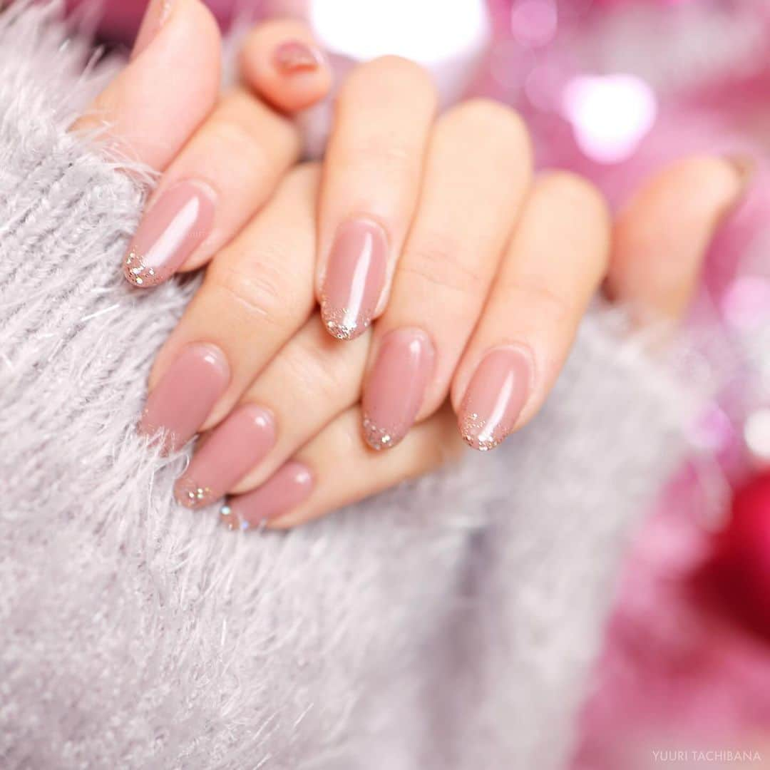 美容ライター立花ゆうりさんのインスタグラム写真 - (美容ライター立花ゆうりInstagram)「new nail💅  シアーピンクのワンカラーにキラキラゴールドグラデネイルにしてみた！可愛いって褒めてもらえるかな…♪ 今日は、ピンクのクリスマスツリーをデコレーションしながら、サンタさんにお手紙を書きました♪クリスマスも年末も幸せキラキラになりますように♡  Photo by @nayuchan123 📷  ♡---------------♡ #ネイルケア #ロングネイル #キラキラネイル #ナチュラルネイル #シアーネイル #ラメグラデネイル #ラメグラデーション #ワンカラーネイル #オフィスネイル #クリスマスネイル #ジェルネイル #ネイルデザイン #大人ネイル #うるつやネイル #冬ネイル #pinknail #nailart #ちゅるんネイル #ピンクネイル #キラキラネイル」12月2日 15時25分 - yuuriofficial