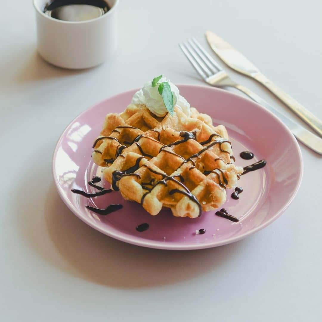 北欧、暮らしの道具店さんのインスタグラム写真 - (北欧、暮らしの道具店Instagram)「いつだって、特別なピンク色。 数量限定！上品な「ローズカラー」のティーマ . - - - - - - - - - - - -  今年の春に発売し、即完売となった ティーマシリーズの限定カラー「ローズ」が この度特別に再入荷しました！  ピンクは、いくつになっても 心がときめく特別な色。  いつものプレーンな器の中に加えるだけで、 この可愛らしさは、つい口元が ゆるんでしまいそうです。  自分へのちょっとしたご褒美ランチや、 ゆっくり過ごすお茶の時間、 おもてなしのシーンにもあると嬉しいシリーズです。  上品で大人っぽさのある色合いだから、 気軽にピンク色のときめきを 取り入れることができそうです。  もちろんティーマだから、 何にでも合うシンプルな形、丈夫な程良い厚み、 電子レンジや食洗機も使える機能性など、 毎日使いたい魅力もばっちり。  長く愛され続けている北欧食器の定番シリーズだから、 ギフトにもおすすめですよ♪  ーーー 掲載のアイテムはこちら▼ ーーー . ☑︎ 【限定カラー】iittala / イッタラ / Teema / ティーマ . ▶︎ プロフィールのリンクから、お値段・サイズなど詳しい情報をご覧いただけますよ。→@hokuoh_kurashi . 🎁「クラシ手帳2024」プレゼントキャンペーン実施中！お買いものいただいた方に、当店オリジナルの手帳を無料でお届けいたします。 . #ittala #teema #イッタラ#ティーマ#食器#北欧食器#キッチン#テーブルウェア#ギフト#おうち時間#ティータイム#朝食#ディナー#モーニングコーディネート#クリスマスギフト#お買い物#お買いもの#シンプル#シンプルライフ#シンプルデザイン#暮らしを楽しむ#日々の暮らし#北欧#暮らし#北欧暮らしの道具店」12月2日 15時33分 - hokuoh_kurashi