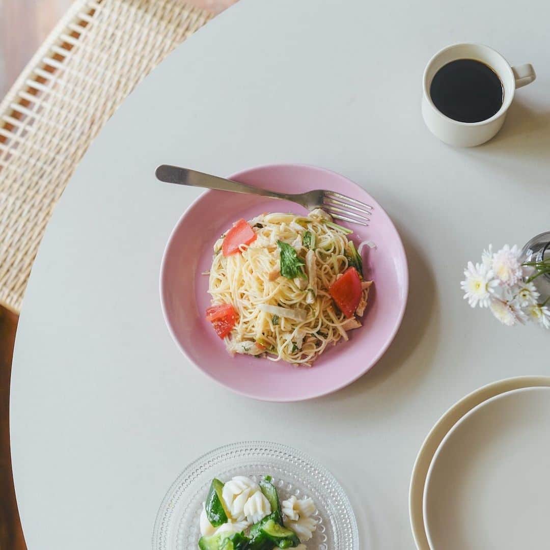 北欧、暮らしの道具店さんのインスタグラム写真 - (北欧、暮らしの道具店Instagram)「いつだって、特別なピンク色。 数量限定！上品な「ローズカラー」のティーマ . - - - - - - - - - - - -  今年の春に発売し、即完売となった ティーマシリーズの限定カラー「ローズ」が この度特別に再入荷しました！  ピンクは、いくつになっても 心がときめく特別な色。  いつものプレーンな器の中に加えるだけで、 この可愛らしさは、つい口元が ゆるんでしまいそうです。  自分へのちょっとしたご褒美ランチや、 ゆっくり過ごすお茶の時間、 おもてなしのシーンにもあると嬉しいシリーズです。  上品で大人っぽさのある色合いだから、 気軽にピンク色のときめきを 取り入れることができそうです。  もちろんティーマだから、 何にでも合うシンプルな形、丈夫な程良い厚み、 電子レンジや食洗機も使える機能性など、 毎日使いたい魅力もばっちり。  長く愛され続けている北欧食器の定番シリーズだから、 ギフトにもおすすめですよ♪  ーーー 掲載のアイテムはこちら▼ ーーー . ☑︎ 【限定カラー】iittala / イッタラ / Teema / ティーマ . ▶︎ プロフィールのリンクから、お値段・サイズなど詳しい情報をご覧いただけますよ。→@hokuoh_kurashi . 🎁「クラシ手帳2024」プレゼントキャンペーン実施中！お買いものいただいた方に、当店オリジナルの手帳を無料でお届けいたします。 . #ittala #teema #イッタラ#ティーマ#食器#北欧食器#キッチン#テーブルウェア#ギフト#おうち時間#ティータイム#朝食#ディナー#モーニングコーディネート#クリスマスギフト#お買い物#お買いもの#シンプル#シンプルライフ#シンプルデザイン#暮らしを楽しむ#日々の暮らし#北欧#暮らし#北欧暮らしの道具店」12月2日 15時33分 - hokuoh_kurashi