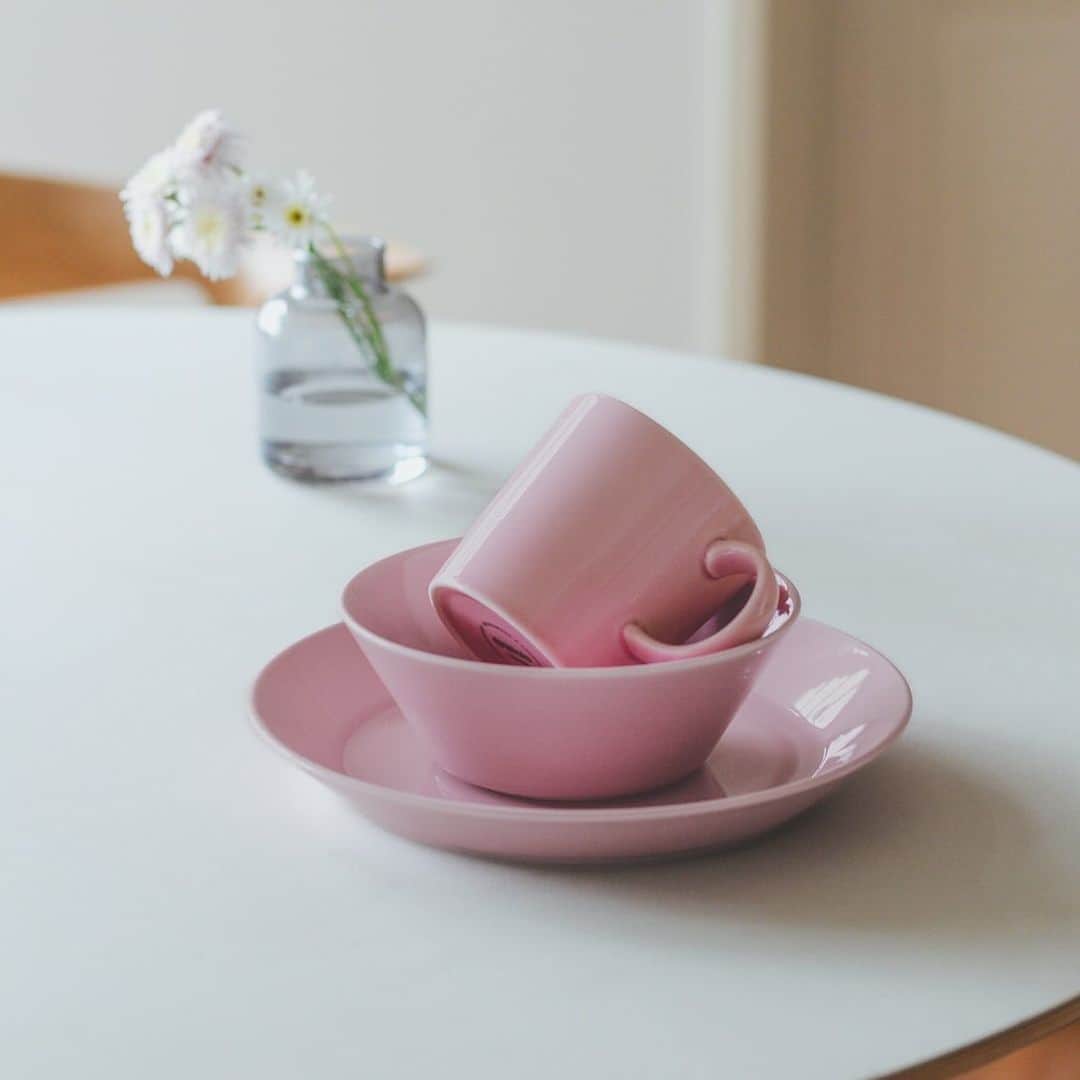 北欧、暮らしの道具店さんのインスタグラム写真 - (北欧、暮らしの道具店Instagram)「いつだって、特別なピンク色。 数量限定！上品な「ローズカラー」のティーマ . - - - - - - - - - - - -  今年の春に発売し、即完売となった ティーマシリーズの限定カラー「ローズ」が この度特別に再入荷しました！  ピンクは、いくつになっても 心がときめく特別な色。  いつものプレーンな器の中に加えるだけで、 この可愛らしさは、つい口元が ゆるんでしまいそうです。  自分へのちょっとしたご褒美ランチや、 ゆっくり過ごすお茶の時間、 おもてなしのシーンにもあると嬉しいシリーズです。  上品で大人っぽさのある色合いだから、 気軽にピンク色のときめきを 取り入れることができそうです。  もちろんティーマだから、 何にでも合うシンプルな形、丈夫な程良い厚み、 電子レンジや食洗機も使える機能性など、 毎日使いたい魅力もばっちり。  長く愛され続けている北欧食器の定番シリーズだから、 ギフトにもおすすめですよ♪  ーーー 掲載のアイテムはこちら▼ ーーー . ☑︎ 【限定カラー】iittala / イッタラ / Teema / ティーマ . ▶︎ プロフィールのリンクから、お値段・サイズなど詳しい情報をご覧いただけますよ。→@hokuoh_kurashi . 🎁「クラシ手帳2024」プレゼントキャンペーン実施中！お買いものいただいた方に、当店オリジナルの手帳を無料でお届けいたします。 . #ittala #teema #イッタラ#ティーマ#食器#北欧食器#キッチン#テーブルウェア#ギフト#おうち時間#ティータイム#朝食#ディナー#モーニングコーディネート#クリスマスギフト#お買い物#お買いもの#シンプル#シンプルライフ#シンプルデザイン#暮らしを楽しむ#日々の暮らし#北欧#暮らし#北欧暮らしの道具店」12月2日 15時33分 - hokuoh_kurashi