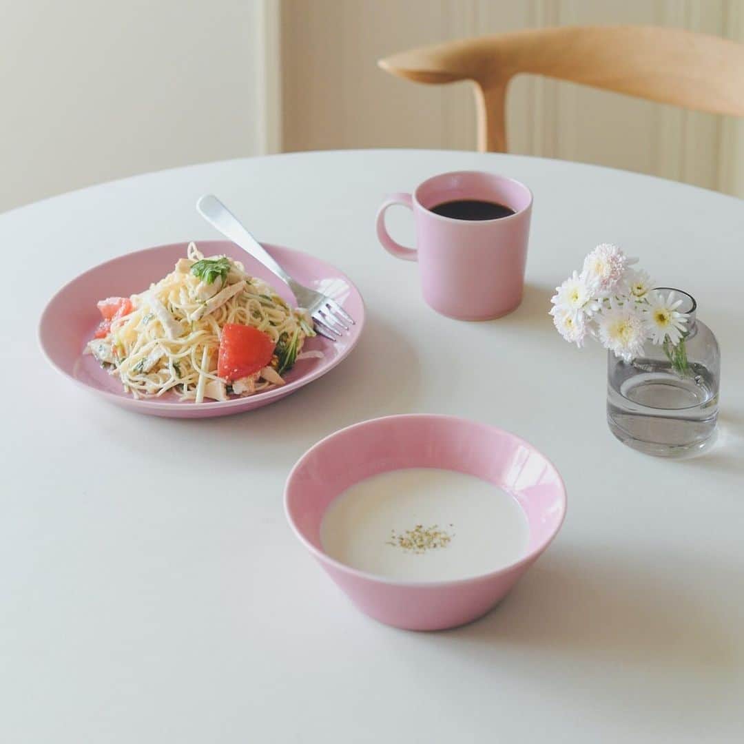 北欧、暮らしの道具店さんのインスタグラム写真 - (北欧、暮らしの道具店Instagram)「いつだって、特別なピンク色。 数量限定！上品な「ローズカラー」のティーマ . - - - - - - - - - - - -  今年の春に発売し、即完売となった ティーマシリーズの限定カラー「ローズ」が この度特別に再入荷しました！  ピンクは、いくつになっても 心がときめく特別な色。  いつものプレーンな器の中に加えるだけで、 この可愛らしさは、つい口元が ゆるんでしまいそうです。  自分へのちょっとしたご褒美ランチや、 ゆっくり過ごすお茶の時間、 おもてなしのシーンにもあると嬉しいシリーズです。  上品で大人っぽさのある色合いだから、 気軽にピンク色のときめきを 取り入れることができそうです。  もちろんティーマだから、 何にでも合うシンプルな形、丈夫な程良い厚み、 電子レンジや食洗機も使える機能性など、 毎日使いたい魅力もばっちり。  長く愛され続けている北欧食器の定番シリーズだから、 ギフトにもおすすめですよ♪  ーーー 掲載のアイテムはこちら▼ ーーー . ☑︎ 【限定カラー】iittala / イッタラ / Teema / ティーマ . ▶︎ プロフィールのリンクから、お値段・サイズなど詳しい情報をご覧いただけますよ。→@hokuoh_kurashi . 🎁「クラシ手帳2024」プレゼントキャンペーン実施中！お買いものいただいた方に、当店オリジナルの手帳を無料でお届けいたします。 . #ittala #teema #イッタラ#ティーマ#食器#北欧食器#キッチン#テーブルウェア#ギフト#おうち時間#ティータイム#朝食#ディナー#モーニングコーディネート#クリスマスギフト#お買い物#お買いもの#シンプル#シンプルライフ#シンプルデザイン#暮らしを楽しむ#日々の暮らし#北欧#暮らし#北欧暮らしの道具店」12月2日 15時33分 - hokuoh_kurashi