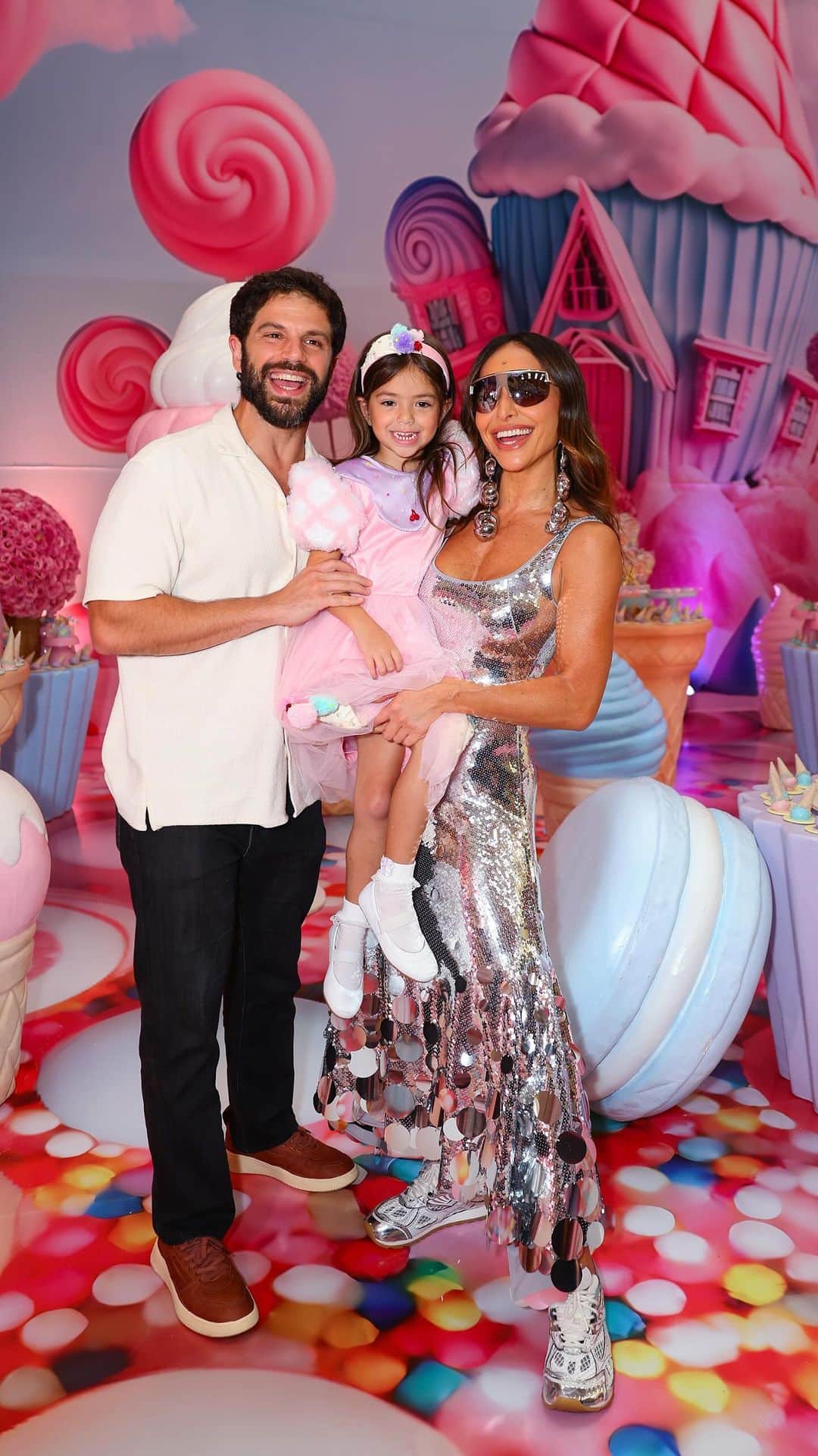 のインスタグラム：「A Sorveteria da Zoe 🍦 Esse ano foi a Zozo que escolheu o tema da festa: sorvete!!! E vc @andreaguima5 sabe como realizar sonhos em forma de festa. Obrigada pelo cuidado, carinho e empenho em tudo que vc e seu time fazem! Muito obrigada @estacaovaievem por esse espaço lindo, para as crianças se divertirem de verdade. Comida e serviço impecáveis, tudo muito gostoso. Sem palavras para agradecer à todos os envolvidos, que fizeram essa festa acontecer em tempo recorde. À todos os convidados, família, equipe… muito obrigada por fazerem parte desse dia tão especial! Amo vcs! ♥️ #Zoe5Anos 🎥 @katiarochafotografa」