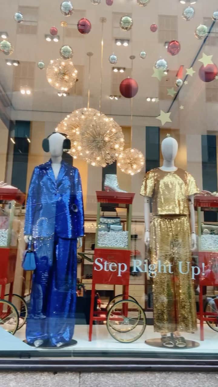 ケイト・スペードのインスタグラム：「May your days be *extra* merry and bright. Let our new store windows get you in the holiday mood. #katespadeny」