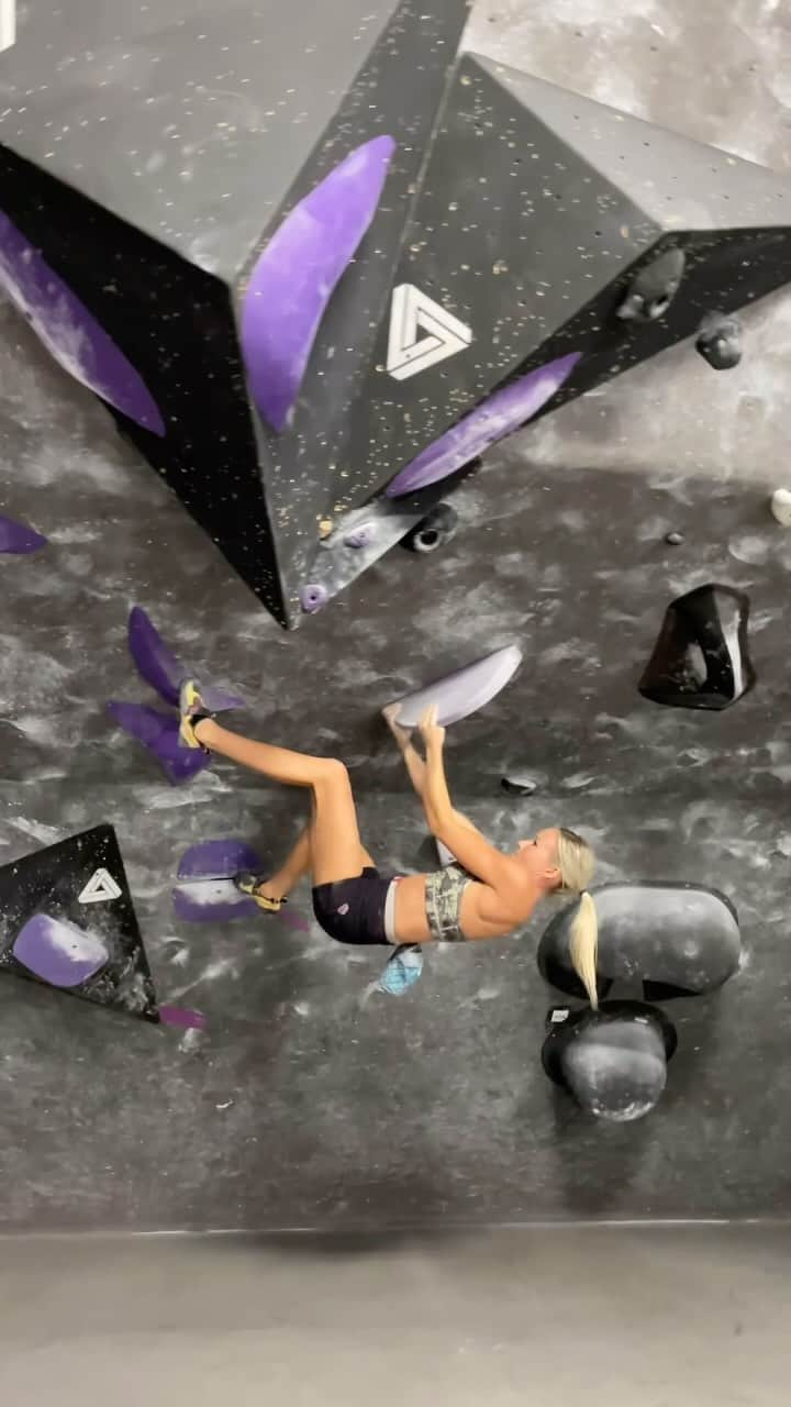 シエラ・ブレア・コイルのインスタグラム：「Had a strong session at @blackrockbouldering yesterday 🖤 #BRBG」