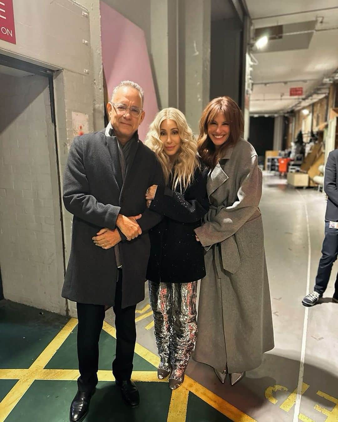 シェールのインスタグラム：「Bundled up backstage 🩵」