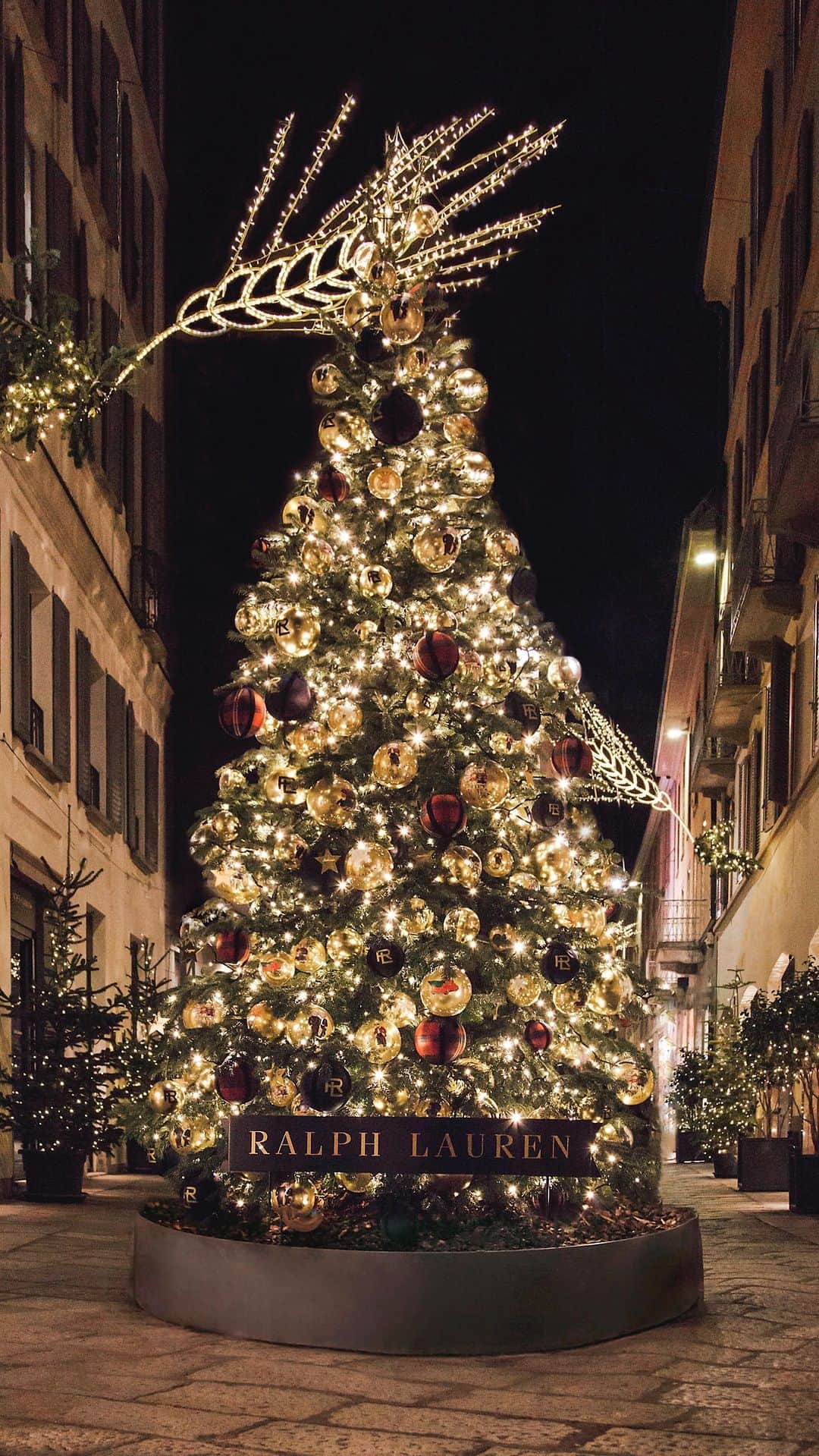 Ralph Laurenのインスタグラム：「The Ralph Lauren Giving Tree on Via della Spiga.  In the heart of Milan’s Quadrilatero della Moda, #RalphLauren’s Giving Tree reflects the magic of #RLHoliday. Elegantly displayed on Via della Spiga 5, the tree is made personal with unique star ornaments, hand-signed by guests in support of the AIRC Foundation for Cancer Research.」