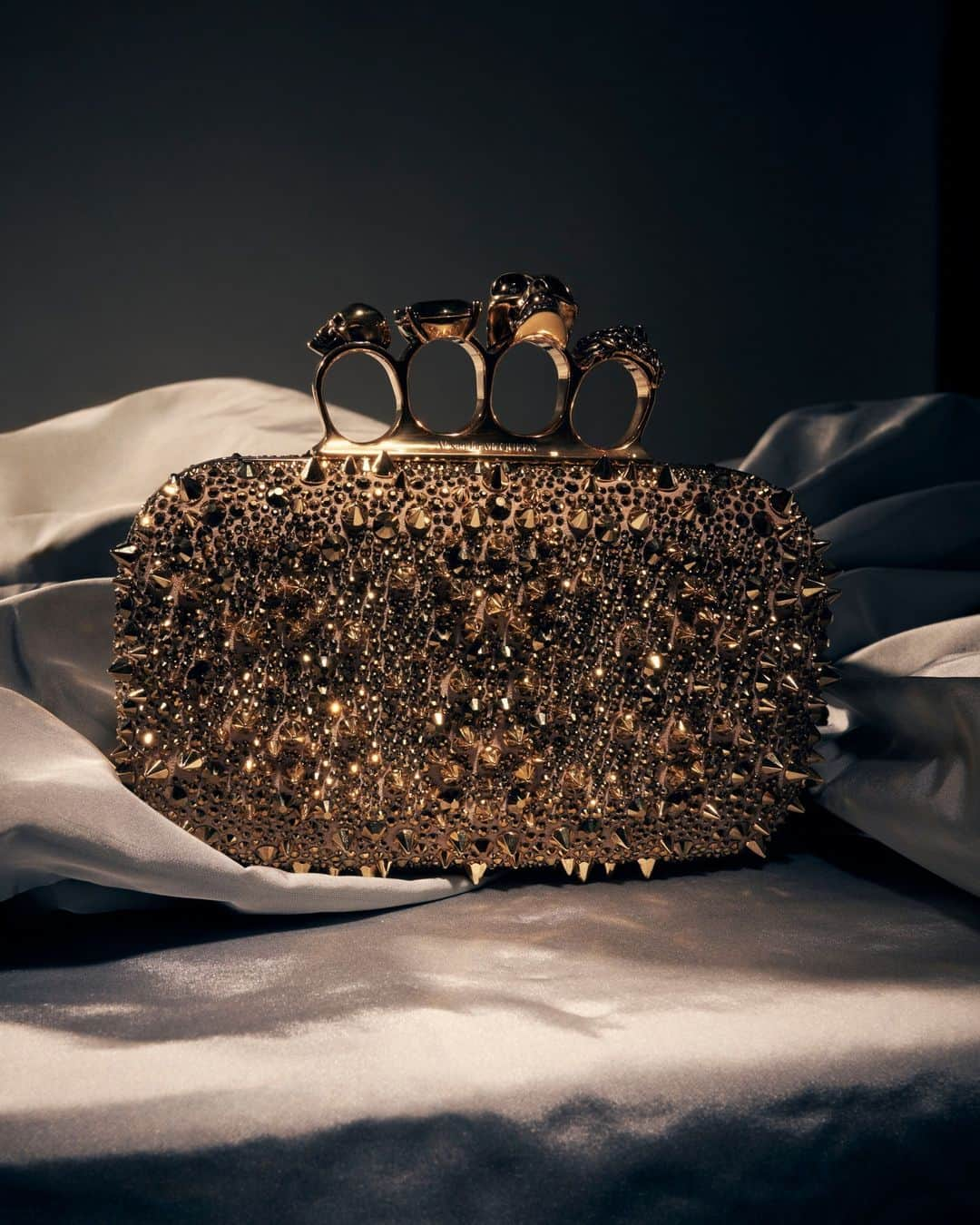 アレキサンダー・マックイーンさんのインスタグラム写真 - (アレキサンダー・マックイーンInstagram)「The #McQueenKnuckle clutch with gold crystal embroidery, from the #McQueenGifts collection.⁣ ⁣ Discover the collection via the link in bio.⁣ ⁣ Photographed by @maximepoiblanc」12月3日 1時00分 - alexandermcqueen