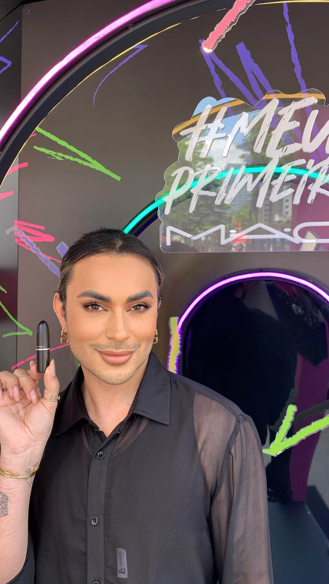 M·A·C Cosmetics BRのインスタグラム：「Juremas, somente hoje no shopping cidade são paulo, a @maccosmeticsbrasil está com essa ativação mega divertida e que você ainda pode garantir #MeuPrimeiroMAC de graça! 😱😱😱 A #MACninha fica disponível até as 20:30, CORRE e garante o seu brinde você também ❤️ . #makeup #maquiagem #MACSquad / conteúdo patrocinado」