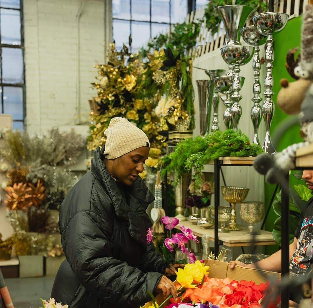 フィラデルフィア美術館さんのインスタグラム写真 - (フィラデルフィア美術館Instagram)「Discover the magic behind the scenes as we delve into DNA Floral's inspiration for the holiday decor.  @dnafloral intentionally reimagined holiday decor at the PMA with inclusivity in mind. Three distinct rooms cater to diverse experiences: a vibrant north entrance for families, a garden-inspired west entrance for conversations, and a moody Great Stair Hall for a sophisticated, organic vibe with lots of preserved moss and a mix media of dried and silk blooms. Each space embraces change and inclusivity, fostering a welcoming environment for all.  Drop in to see the stunning holiday florals and be sure to tag @philamuseum in your pictures to be featured 💐   Image credit Ritchie King Jr @dvvinci  Special thanks to @dnafloral @carldurkow for the incredible installation   #DNAFloral #holidays #philadelphia #philamuseum #philly」12月3日 1時05分 - philamuseum