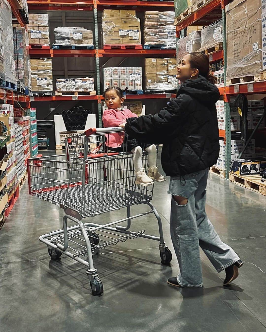 山本いさ奈さんのインスタグラム写真 - (山本いさ奈Instagram)「COSTCO🛒  冬になると絶対選ぶデニムとダウン。 【普通】にならない為に必要なのはやっぱりデザイン性。 ダウンはなんと言ってもこの丈感！ 158㌢の私には本当に嬉しい♡（長くなく短過ぎずの足が長く見える絶妙なこの長さ！） そして1番はこのキルティングに一目惚れ♡ ダウンって普通になりがちNo. 1（何のデータもないよ？）だけど、人との差をつけるにはこういうところで差がつくから好き🩶 後、前回　@tothesea_hawaii でとてもデニムが良かったから、今回はカッティングの入った👖を。 重くなりがちな冬にあえてこのデニムを選んだ☺️ 寒いよね。うん。分かる。 ので、下にストッキングマストで🤭  え、なんか長くなっちゃった🙄  とりあえずCOSTCOでのお買い物は爆買いせずに済んだ🩶優秀 お目当てはキッチンペーパーでした🧻  #COSTCO#fashion#coordinate  #カジュアルコーデ#大人カジュアル  #デニムコーデ#キルティングコート#ダウンジャケット」12月3日 12時50分 - _____isana_____