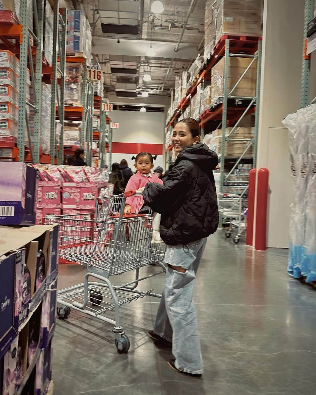 山本いさ奈さんのインスタグラム写真 - (山本いさ奈Instagram)「COSTCO🛒  冬になると絶対選ぶデニムとダウン。 【普通】にならない為に必要なのはやっぱりデザイン性。 ダウンはなんと言ってもこの丈感！ 158㌢の私には本当に嬉しい♡（長くなく短過ぎずの足が長く見える絶妙なこの長さ！） そして1番はこのキルティングに一目惚れ♡ ダウンって普通になりがちNo. 1（何のデータもないよ？）だけど、人との差をつけるにはこういうところで差がつくから好き🩶 後、前回　@tothesea_hawaii でとてもデニムが良かったから、今回はカッティングの入った👖を。 重くなりがちな冬にあえてこのデニムを選んだ☺️ 寒いよね。うん。分かる。 ので、下にストッキングマストで🤭  え、なんか長くなっちゃった🙄  とりあえずCOSTCOでのお買い物は爆買いせずに済んだ🩶優秀 お目当てはキッチンペーパーでした🧻  #COSTCO#fashion#coordinate  #カジュアルコーデ#大人カジュアル  #デニムコーデ#キルティングコート#ダウンジャケット」12月3日 12時50分 - _____isana_____