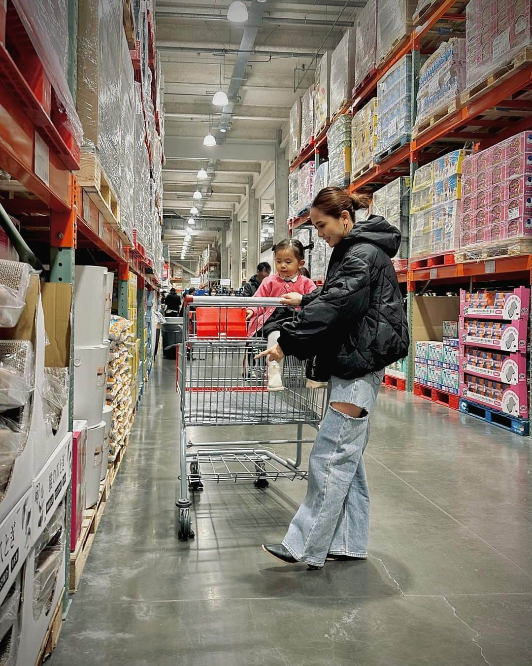 山本いさ奈さんのインスタグラム写真 - (山本いさ奈Instagram)「COSTCO🛒  冬になると絶対選ぶデニムとダウン。 【普通】にならない為に必要なのはやっぱりデザイン性。 ダウンはなんと言ってもこの丈感！ 158㌢の私には本当に嬉しい♡（長くなく短過ぎずの足が長く見える絶妙なこの長さ！） そして1番はこのキルティングに一目惚れ♡ ダウンって普通になりがちNo. 1（何のデータもないよ？）だけど、人との差をつけるにはこういうところで差がつくから好き🩶 後、前回　@tothesea_hawaii でとてもデニムが良かったから、今回はカッティングの入った👖を。 重くなりがちな冬にあえてこのデニムを選んだ☺️ 寒いよね。うん。分かる。 ので、下にストッキングマストで🤭  え、なんか長くなっちゃった🙄  とりあえずCOSTCOでのお買い物は爆買いせずに済んだ🩶優秀 お目当てはキッチンペーパーでした🧻  #COSTCO#fashion#coordinate  #カジュアルコーデ#大人カジュアル  #デニムコーデ#キルティングコート#ダウンジャケット」12月3日 12時50分 - _____isana_____