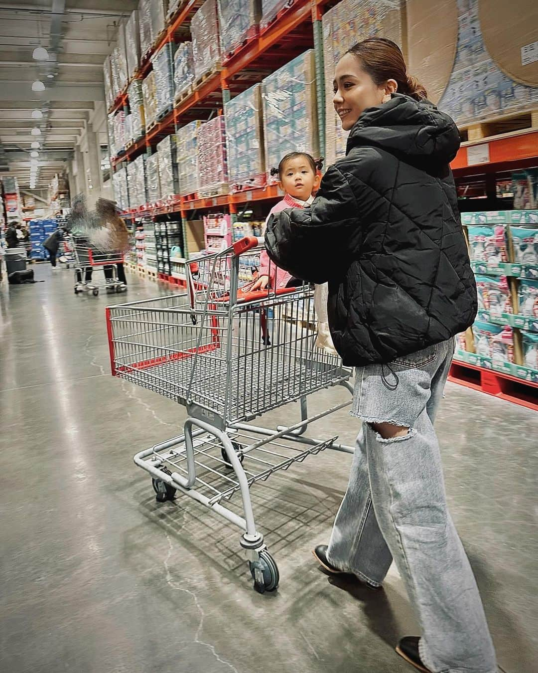 山本いさ奈さんのインスタグラム写真 - (山本いさ奈Instagram)「COSTCO🛒  冬になると絶対選ぶデニムとダウン。 【普通】にならない為に必要なのはやっぱりデザイン性。 ダウンはなんと言ってもこの丈感！ 158㌢の私には本当に嬉しい♡（長くなく短過ぎずの足が長く見える絶妙なこの長さ！） そして1番はこのキルティングに一目惚れ♡ ダウンって普通になりがちNo. 1（何のデータもないよ？）だけど、人との差をつけるにはこういうところで差がつくから好き🩶 後、前回　@tothesea_hawaii でとてもデニムが良かったから、今回はカッティングの入った👖を。 重くなりがちな冬にあえてこのデニムを選んだ☺️ 寒いよね。うん。分かる。 ので、下にストッキングマストで🤭  え、なんか長くなっちゃった🙄  とりあえずCOSTCOでのお買い物は爆買いせずに済んだ🩶優秀 お目当てはキッチンペーパーでした🧻  #COSTCO#fashion#coordinate  #カジュアルコーデ#大人カジュアル  #デニムコーデ#キルティングコート#ダウンジャケット」12月3日 12時50分 - _____isana_____