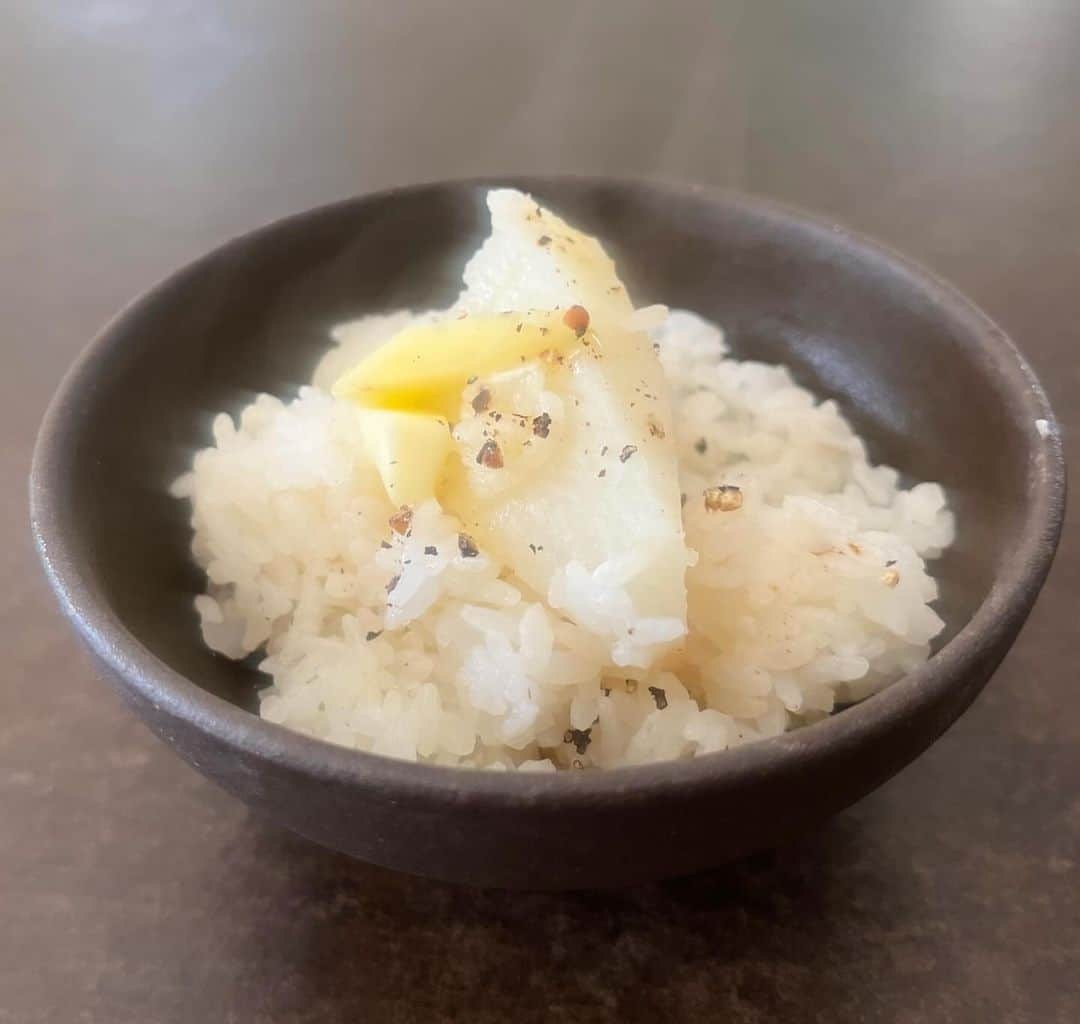 journaleatripさんのインスタグラム写真 - (journaleatripInstagram)「morning rice  顔が浮かぶ美味しいお米が家にある安心感。 炊き立ての白ごはんの美味しさったらたまらない。朝炊いて残ればおにぎりにして長い1日に挑む。  だいたい　 納豆シラスゆで卵が至福で海苔もつける 今美味しい里芋、長芋も最近はよく 一緒に炊く。仕上げはバター🧈醤油で。 アンチョビやローリエ入れて炊いて 胡椒もよき。 兎にも角にも美味しいお米に手を合わす 感謝。」12月3日 1時08分 - eatripjournal