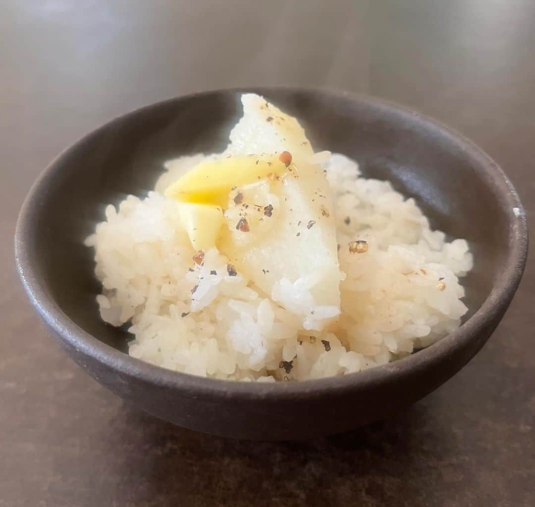 journaleatripのインスタグラム：「morning rice  顔が浮かぶ美味しいお米が家にある安心感。 炊き立ての白ごはんの美味しさったらたまらない。朝炊いて残ればおにぎりにして長い1日に挑む。  だいたい　 納豆シラスゆで卵が至福で海苔もつける 今美味しい里芋、長芋も最近はよく 一緒に炊く。仕上げはバター🧈醤油で。 アンチョビやローリエ入れて炊いて 胡椒もよき。 兎にも角にも美味しいお米に手を合わす 感謝。」
