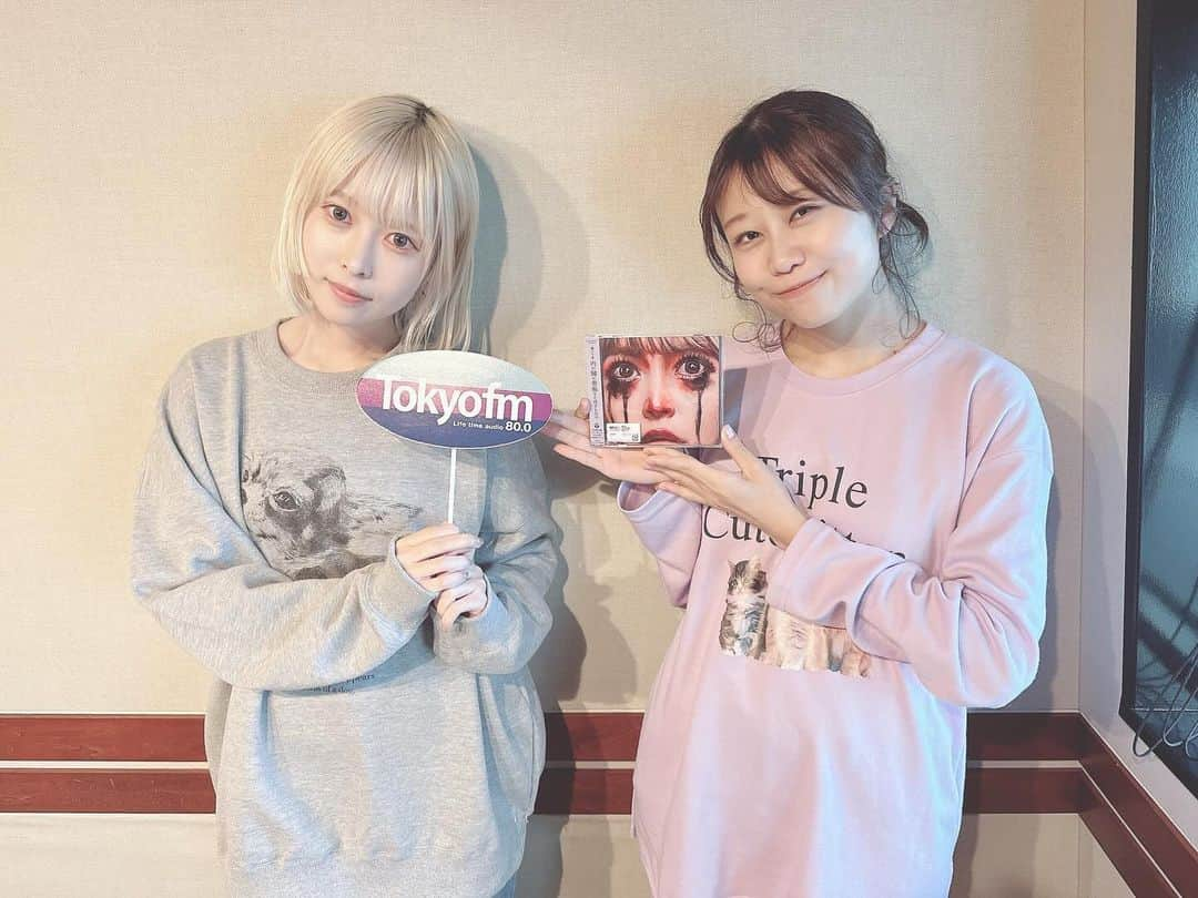 大塚紗英さんのインスタグラム写真 - (大塚紗英Instagram)「スーパー麗しい藤川千愛ちゃんに遂にお会い出来た回🩷🐶🐱  #ロマ魅せ 個人的に好きでずっと密かにみてたのでこの出会いはめちゃくちゃ嬉しかった～！ 本当に独特のペースとアイデンティティでめちゃくちゃ良かったな………ものすごい魅惑的だった……… 千愛ちゃんから産まれてくる思考と、リリック、本当に素敵。。存在が尊い🫰歌うメェ～～～  ちょこちょこと連絡いただいてるのですが、 白いバルサミコ酢をくれるらしい…？？ 白があるのね？？？？千愛ちゃんおもろい…🫰 ラジオもめちゃくちゃ面白いです🫰 @fujikawa_chiai」12月3日 1時21分 - o_t_s_u_k_a_s_a_e