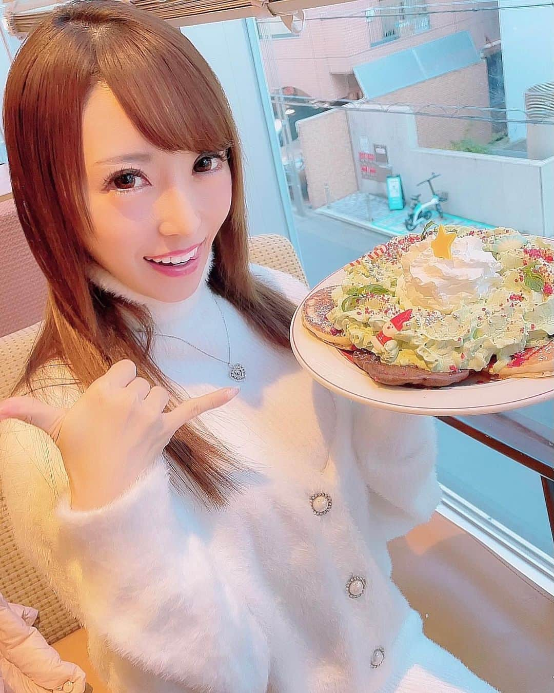 みくるんさんのインスタグラム写真 - (みくるんInstagram)「今年のエッグスンシングス クリスマスパンケーキ🥞  毎年恒例のピスタチオクリームがリースになってて 相変わらずのふわふわ🎅✨  パンケーキにはフルーツとチョコソースと マカダミアナッツは必ずトッピング🍌🤍🍓  #エッグスンシングス#japan#japanesegirl#l4l#名古屋コンカフェ#名古屋キャバ嬢#名古屋グルメ#名古屋スイーツ」12月3日 1時20分 - milkurumin123