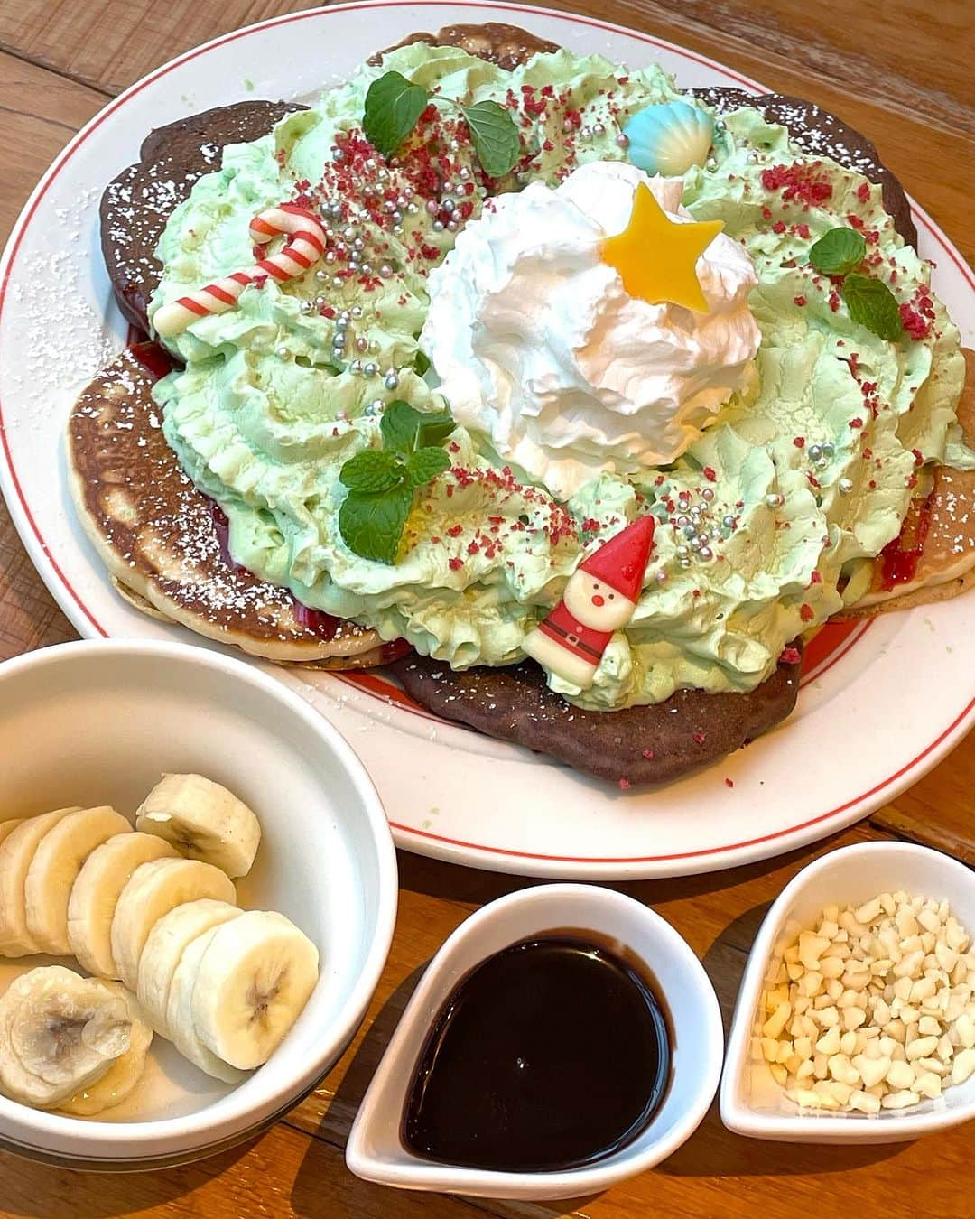 みくるんさんのインスタグラム写真 - (みくるんInstagram)「今年のエッグスンシングス クリスマスパンケーキ🥞  毎年恒例のピスタチオクリームがリースになってて 相変わらずのふわふわ🎅✨  パンケーキにはフルーツとチョコソースと マカダミアナッツは必ずトッピング🍌🤍🍓  #エッグスンシングス#japan#japanesegirl#l4l#名古屋コンカフェ#名古屋キャバ嬢#名古屋グルメ#名古屋スイーツ」12月3日 1時20分 - milkurumin123