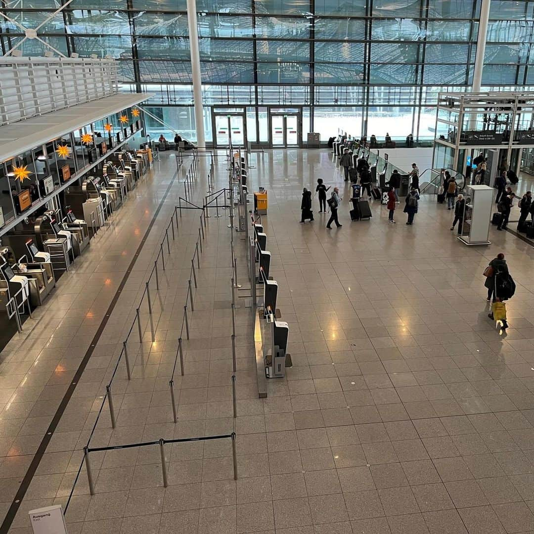 ルフトハンザのインスタグラム：「What a view – an almost empty airport in Munich. Thank you to all our guests in Munich for your support during this exceptional situation ❤️. We are helping wherever we can on the ground and apologize that waiting for our hotline takes a little longer than usual currently.  We at Lufthansa are now doing our very best to restart operations in Munich for tomorrow 💪. However, only limited flight operations will be possible. Please make sure to check your flight status on Lufthansa.com or the Lufthansa App.」