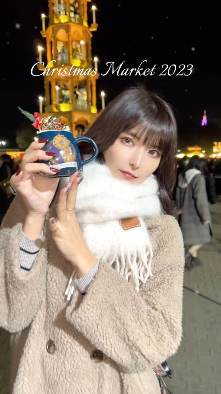 ききまるのインスタグラム：「Xmas🎄 . 大学の友達と 今年初のクリスマスマーケットにいってきたよ♡🎅 こんなに大きいクリスマスマーケット初めて✨ @tokyochristmas . . 当日券もあるけど事前に入場券を買っておくとスムーズ‼︎ 1人1つマグカップがもらえて フードブースでそのマグカップに ホットドリンクを入れてもらえたよ🎅🍫 サンタのホットチョコレート可愛かった♡ . . 結構並んでて冷えるから防寒対策しっかりしていくのをオススメします🥶 マフラー、耳当て、帽子、ムートンブーツ、カイロ、手袋🧤 . 一足早くクリスマス感味わっちゃった〜😻🫶 . .  ✨その他詳細✨ 【イベント開催日程】 (日程) 11月23日(木・祝)~12月25日(月) (時間) 初日16:00~21:30 その他全日11:00~21:30 ラストオーダー21:00 (場所) 明治神宮外苑総合球技場 ※絵画館前の軟式野球場が会場になります。 (最寄駅) ・青山一丁目駅 ・外苑前駅 ・信濃町駅 ・国立競技場前駅  ーーーーーーー #今年は明治神宮外苑でクリスマスマーケット #pr #クリスマスマーケット　 #クリスマスマーケット巡り  #クリスマスコーデ  #クリスマスツリー  #クリスマスデート」