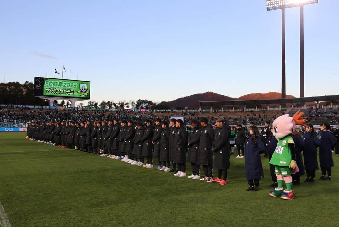 ＦＣ岐阜さんのインスタグラム写真 - (ＦＣ岐阜Instagram)「. FC GIFU 2023 THANKS CEREMONY  2023.12.2 vs ギラヴァンツ北九州  #fcgifu #FC岐阜 #MOVEYOURHEART」12月3日 1時27分 - fcgifu