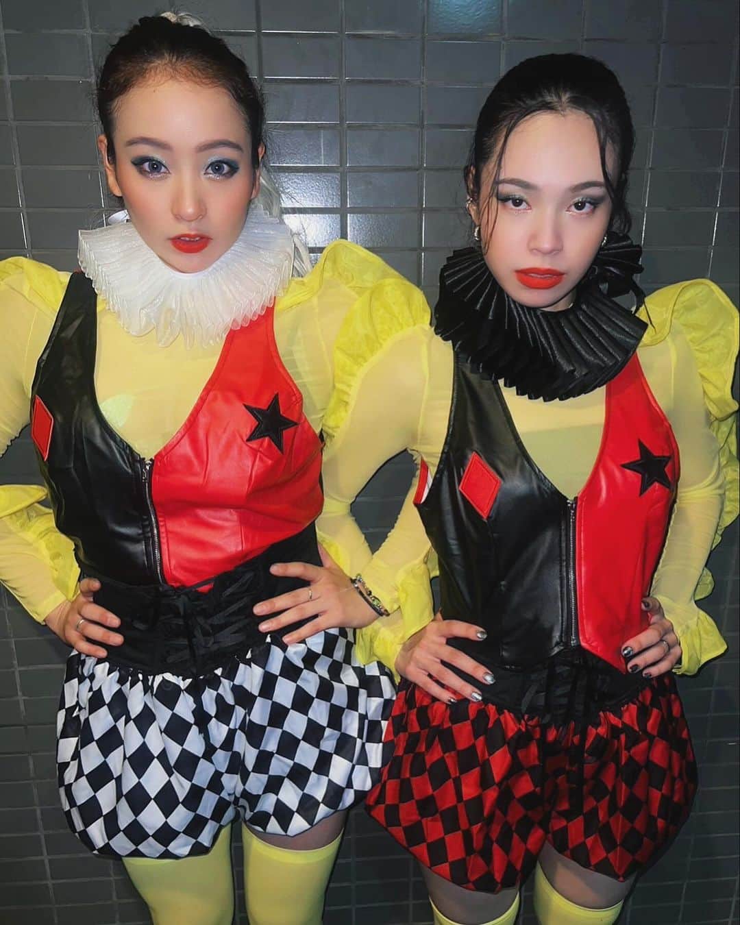 MARINAさんのインスタグラム写真 - (MARINAInstagram)「2023/11/25 ♦️♠️IT'S SHOWTIME BALL♥️♣️ in Osaka @showtime_showta  ーーーーーーーーーーーーーーーーーーーー  【TAG TEAM RUNWAY】 Dress code▶︎ TWEEDLEDUM AND TWEEDLEDEE w／My sis @yakkkko.y 🫶🏻  初のTAG TEAM RUNWAY👯‍♀️✨ BALL当日に初めて2人で合わせて練習して バタバタと迎えた本番でしたが ヤコさんと歩けて楽しかったです😌🫶🏻✨ 衣装もかわいくてお気に入り❤️🖤 決勝でHIKARIさん＆なっちゃんさんと battleさせてもらえたのも嬉しすぎました✨✨ ありがとうございました🙏✨  Thank you for judging🃏 @omari_wiles  @koppimiza  @chiseninja  @bigbigbigbaby  @amazonerika   Thank you for chanting🎤 @wasavi_zm   Thank you for DJs🎵 @ymk_ah  @rabbit_foot_music   Photo by： @_ririko_29 🫶🏻  ーーーーーーーーーーーーーーーーーーーー #ITSSHOWTIMEBALL #SHOWTIMEBALL #ball #ballroom #vogueball #vogue #voguer #voguing #runway #tagteamrunway #fashion #houseoforicci #oricci #oriccijapan #oricciway #osaka #japan #大阪」12月3日 1時27分 - marina___oki