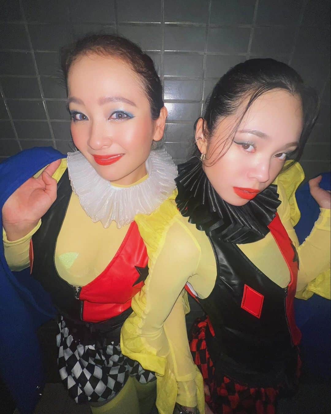 MARINAさんのインスタグラム写真 - (MARINAInstagram)「2023/11/25 ♦️♠️IT'S SHOWTIME BALL♥️♣️ in Osaka @showtime_showta  ーーーーーーーーーーーーーーーーーーーー  【TAG TEAM RUNWAY】 Dress code▶︎ TWEEDLEDUM AND TWEEDLEDEE w／My sis @yakkkko.y 🫶🏻  初のTAG TEAM RUNWAY👯‍♀️✨ BALL当日に初めて2人で合わせて練習して バタバタと迎えた本番でしたが ヤコさんと歩けて楽しかったです😌🫶🏻✨ 衣装もかわいくてお気に入り❤️🖤 決勝でHIKARIさん＆なっちゃんさんと battleさせてもらえたのも嬉しすぎました✨✨ ありがとうございました🙏✨  Thank you for judging🃏 @omari_wiles  @koppimiza  @chiseninja  @bigbigbigbaby  @amazonerika   Thank you for chanting🎤 @wasavi_zm   Thank you for DJs🎵 @ymk_ah  @rabbit_foot_music   Photo by： @_ririko_29 🫶🏻  ーーーーーーーーーーーーーーーーーーーー #ITSSHOWTIMEBALL #SHOWTIMEBALL #ball #ballroom #vogueball #vogue #voguer #voguing #runway #tagteamrunway #fashion #houseoforicci #oricci #oriccijapan #oricciway #osaka #japan #大阪」12月3日 1時27分 - marina___oki