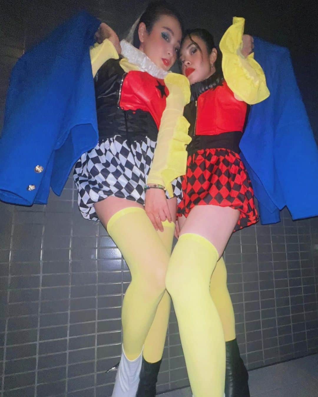 MARINAさんのインスタグラム写真 - (MARINAInstagram)「2023/11/25 ♦️♠️IT'S SHOWTIME BALL♥️♣️ in Osaka @showtime_showta  ーーーーーーーーーーーーーーーーーーーー  【TAG TEAM RUNWAY】 Dress code▶︎ TWEEDLEDUM AND TWEEDLEDEE w／My sis @yakkkko.y 🫶🏻  初のTAG TEAM RUNWAY👯‍♀️✨ BALL当日に初めて2人で合わせて練習して バタバタと迎えた本番でしたが ヤコさんと歩けて楽しかったです😌🫶🏻✨ 衣装もかわいくてお気に入り❤️🖤 決勝でHIKARIさん＆なっちゃんさんと battleさせてもらえたのも嬉しすぎました✨✨ ありがとうございました🙏✨  Thank you for judging🃏 @omari_wiles  @koppimiza  @chiseninja  @bigbigbigbaby  @amazonerika   Thank you for chanting🎤 @wasavi_zm   Thank you for DJs🎵 @ymk_ah  @rabbit_foot_music   Photo by： @_ririko_29 🫶🏻  ーーーーーーーーーーーーーーーーーーーー #ITSSHOWTIMEBALL #SHOWTIMEBALL #ball #ballroom #vogueball #vogue #voguer #voguing #runway #tagteamrunway #fashion #houseoforicci #oricci #oriccijapan #oricciway #osaka #japan #大阪」12月3日 1時27分 - marina___oki