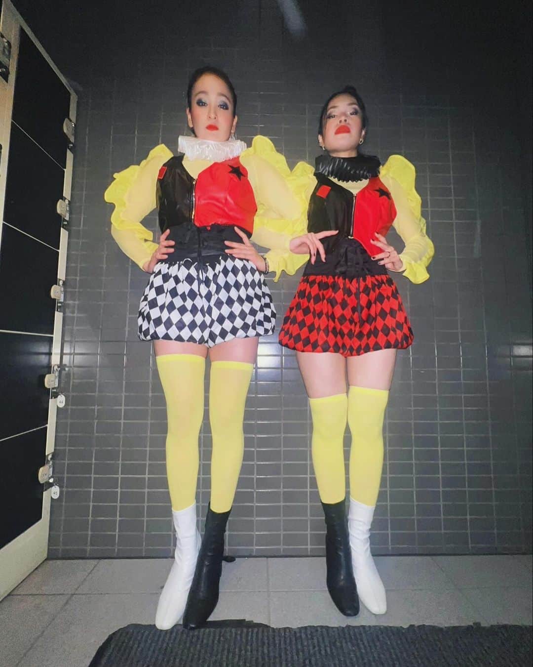 MARINAさんのインスタグラム写真 - (MARINAInstagram)「2023/11/25 ♦️♠️IT'S SHOWTIME BALL♥️♣️ in Osaka @showtime_showta  ーーーーーーーーーーーーーーーーーーーー  【TAG TEAM RUNWAY】 Dress code▶︎ TWEEDLEDUM AND TWEEDLEDEE w／My sis @yakkkko.y 🫶🏻  初のTAG TEAM RUNWAY👯‍♀️✨ BALL当日に初めて2人で合わせて練習して バタバタと迎えた本番でしたが ヤコさんと歩けて楽しかったです😌🫶🏻✨ 衣装もかわいくてお気に入り❤️🖤 決勝でHIKARIさん＆なっちゃんさんと battleさせてもらえたのも嬉しすぎました✨✨ ありがとうございました🙏✨  Thank you for judging🃏 @omari_wiles  @koppimiza  @chiseninja  @bigbigbigbaby  @amazonerika   Thank you for chanting🎤 @wasavi_zm   Thank you for DJs🎵 @ymk_ah  @rabbit_foot_music   Photo by： @_ririko_29 🫶🏻  ーーーーーーーーーーーーーーーーーーーー #ITSSHOWTIMEBALL #SHOWTIMEBALL #ball #ballroom #vogueball #vogue #voguer #voguing #runway #tagteamrunway #fashion #houseoforicci #oricci #oriccijapan #oricciway #osaka #japan #大阪」12月3日 1時27分 - marina___oki