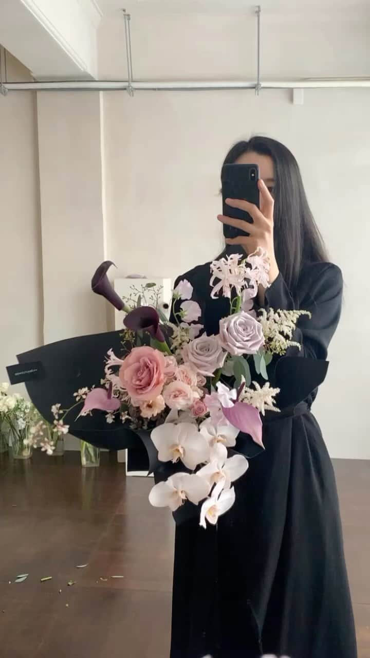 플로리스트 이주연 florist Lee Ju Yeonのインスタグラム：「. . Taiwan Flower Workshop 🤍 @prozessflower 🩶 . Every moment was a happy time from flowers with yours Thank you so much 🖤 . 바네스플라워」