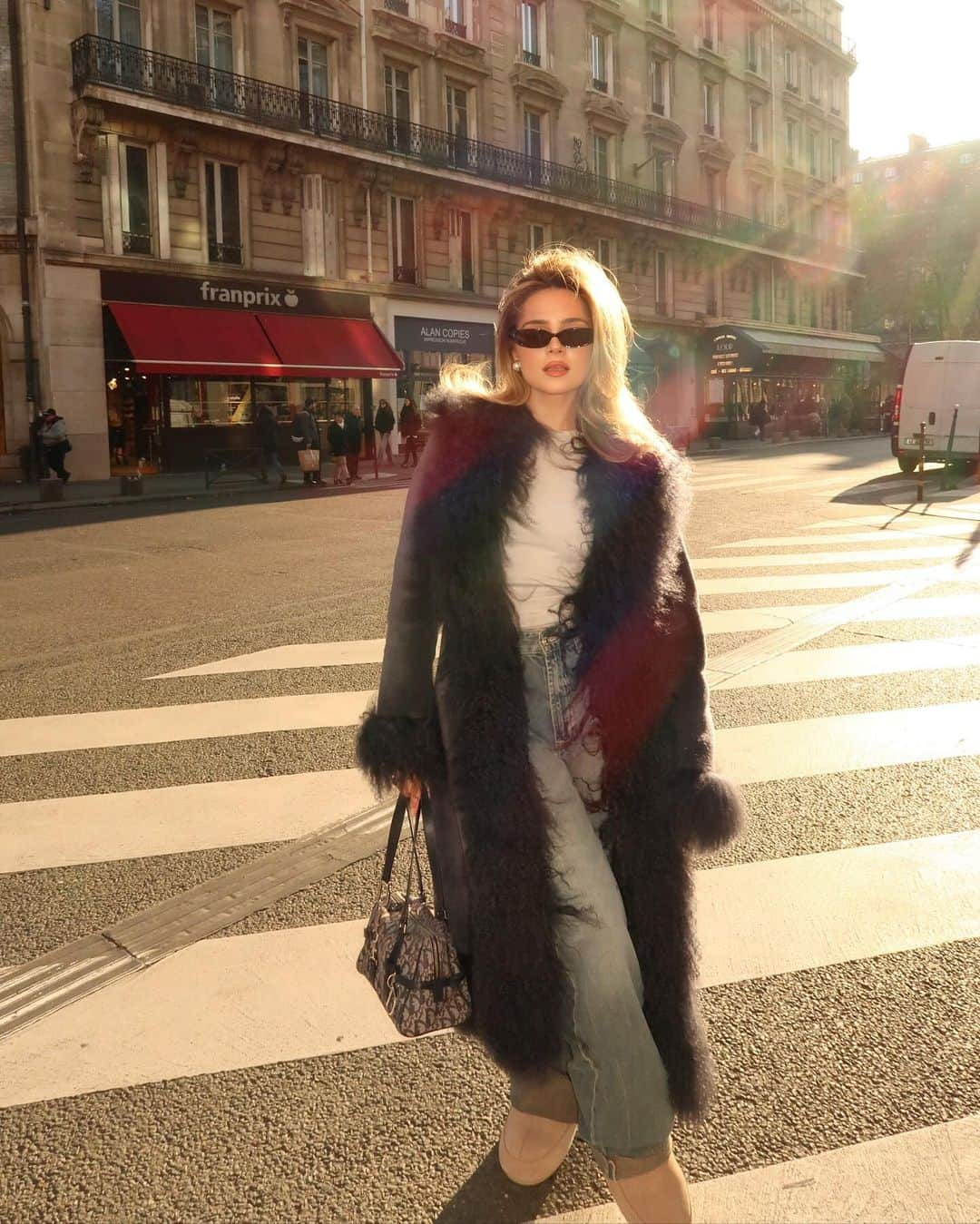 Jessy Hartelのインスタグラム：「Enjoying sunny Paris」