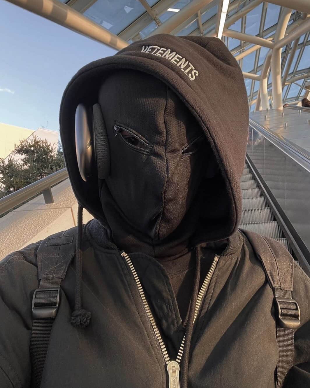 ヴェトモンのインスタグラム：「VETEMENTS.COM  PHOTO: @chris.kvyat」